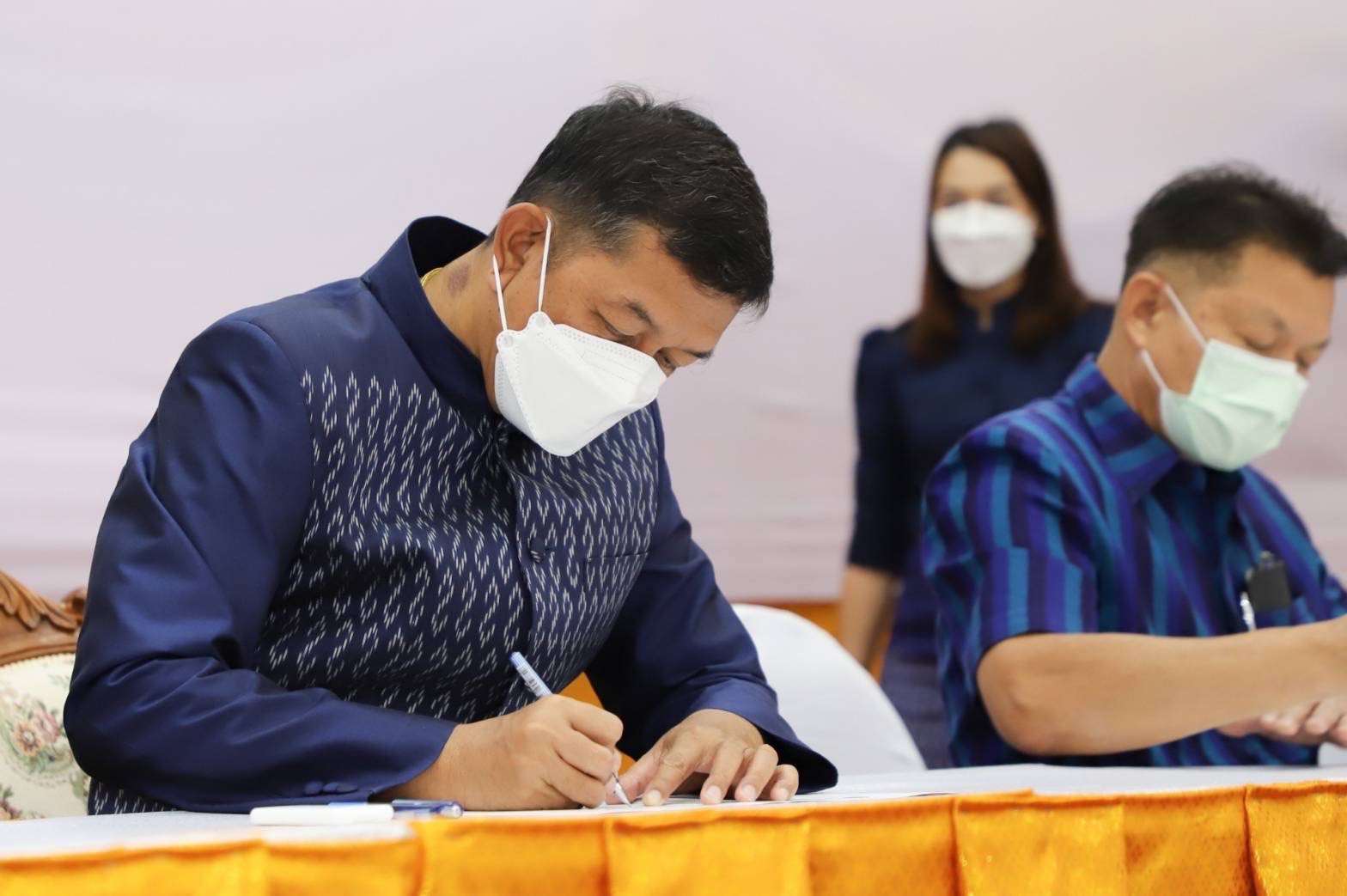 พ่อเมืองนครชากังราว ลงนามบันทึกความร่วมมือ (MOU) การขจัดความยากจนและพัฒนาคนทุกช่วงวัยอย่างยั่งยืนตามหลักปรัชญาของเศรษฐกิจพอเพียง