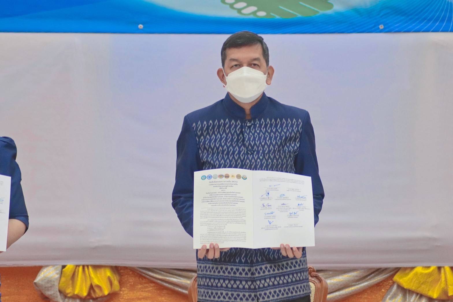 พ่อเมืองนครชากังราว ลงนามบันทึกความร่วมมือ (MOU) การขจัดความยากจนและพัฒนาคนทุกช่วงวัยอย่างยั่งยืนตามหลักปรัชญาของเศรษฐกิจพอเพียง