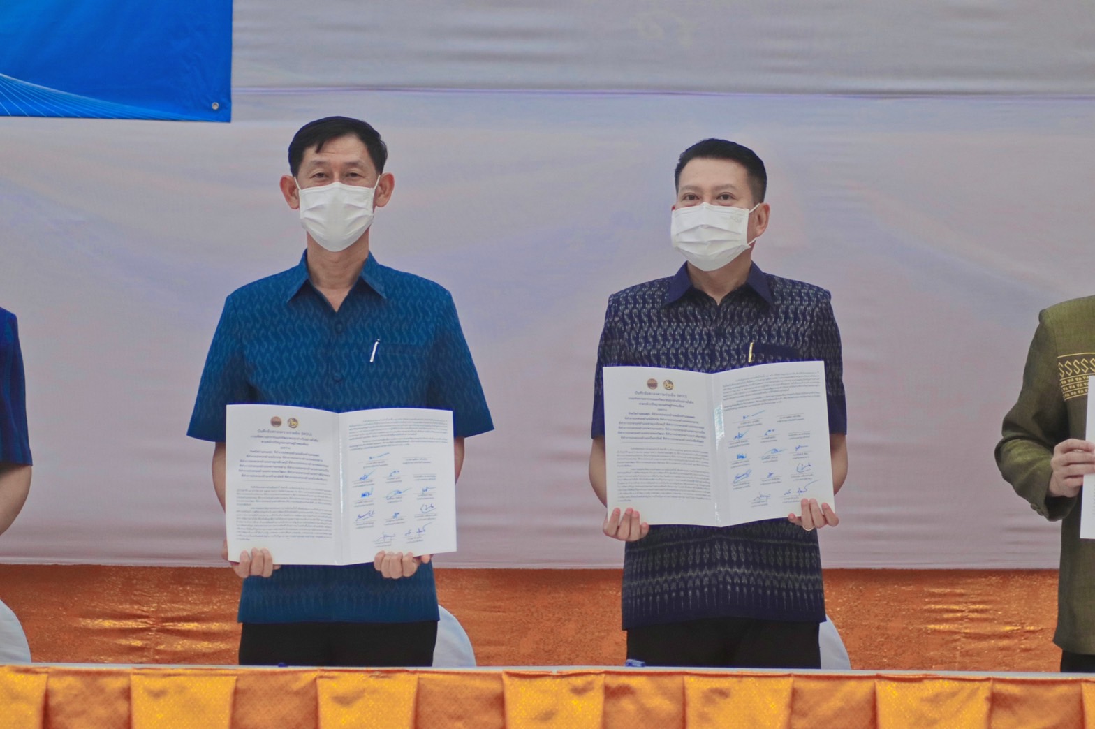 พ่อเมืองนครชากังราว ลงนามบันทึกความร่วมมือ (MOU) การขจัดความยากจนและพัฒนาคนทุกช่วงวัยอย่างยั่งยืนตามหลักปรัชญาของเศรษฐกิจพอเพียง