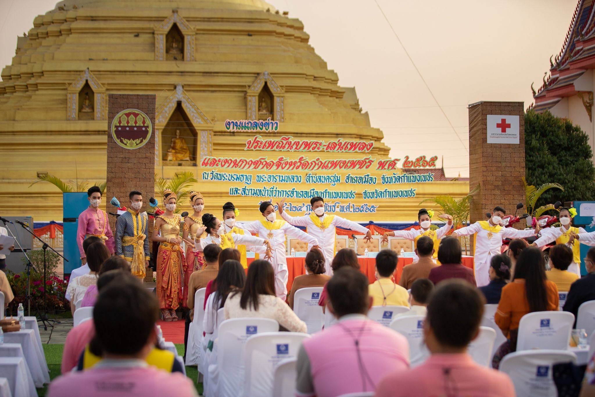พช.กำแพงเพชร ออกบูธ งานแถลงข่าวงานประเพณีนบพระ-เล่นเพลงและงานกาชาด ปี 2565 โชว์ผลิตภัณฑ์เด่น ของดีเมืองชากังราว เพื่อกระตุ้นการจับจ่ายภายในงาน