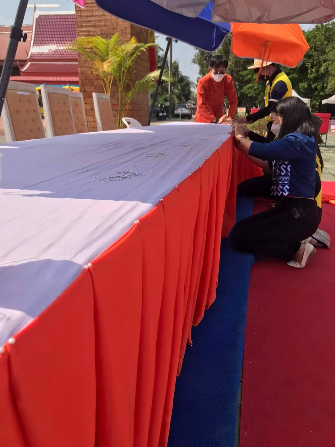 พช.กำแพงเพชร ร่วมเตรียมสถานที่แถลงข่าวประเพณีนบพระเล่นเพลงและงานกาชาดฯ ประจำปี 2565