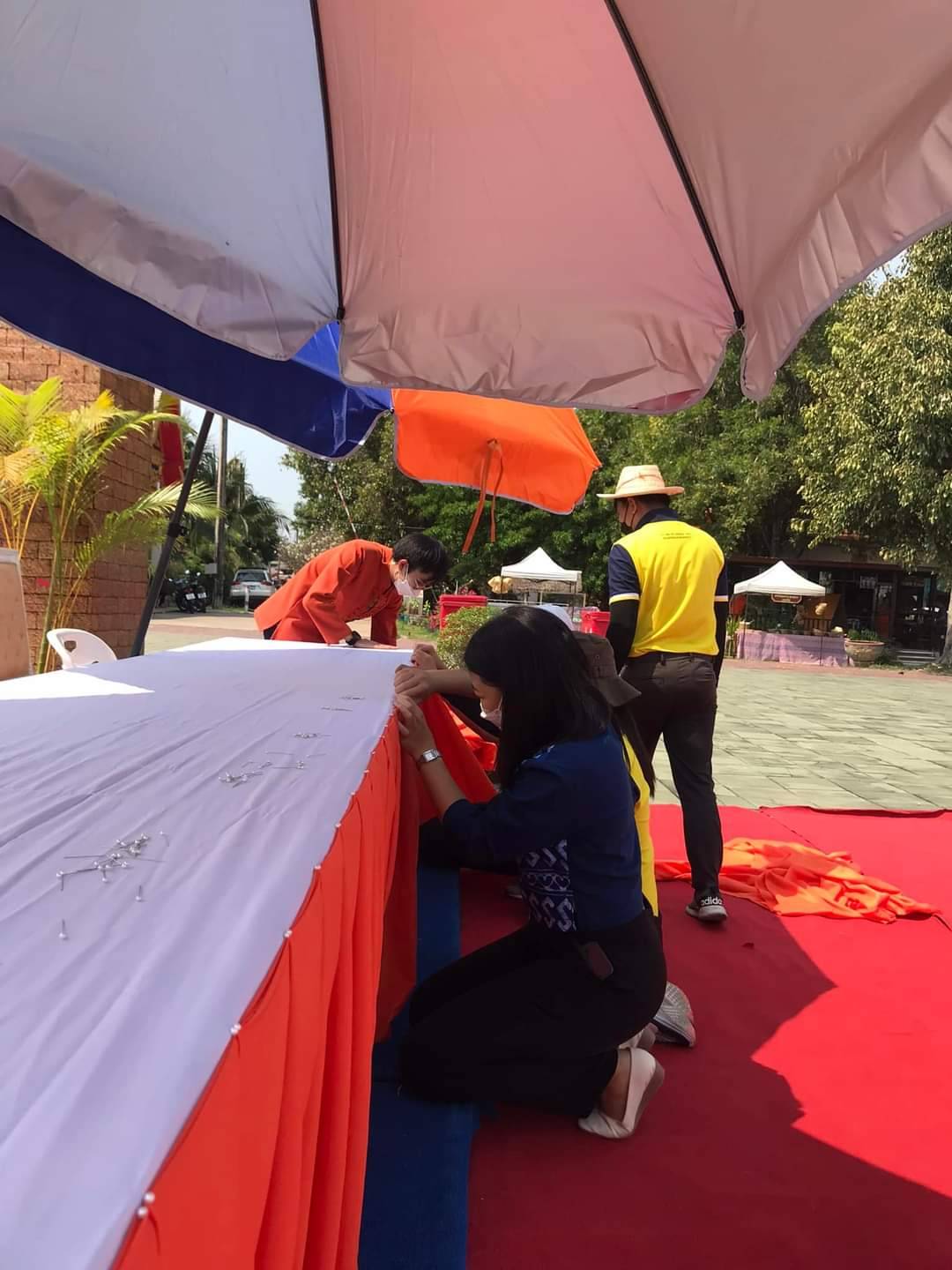 พช.กำแพงเพชร ร่วมเตรียมสถานที่แถลงข่าวประเพณีนบพระเล่นเพลงและงานกาชาดฯ ประจำปี 2565