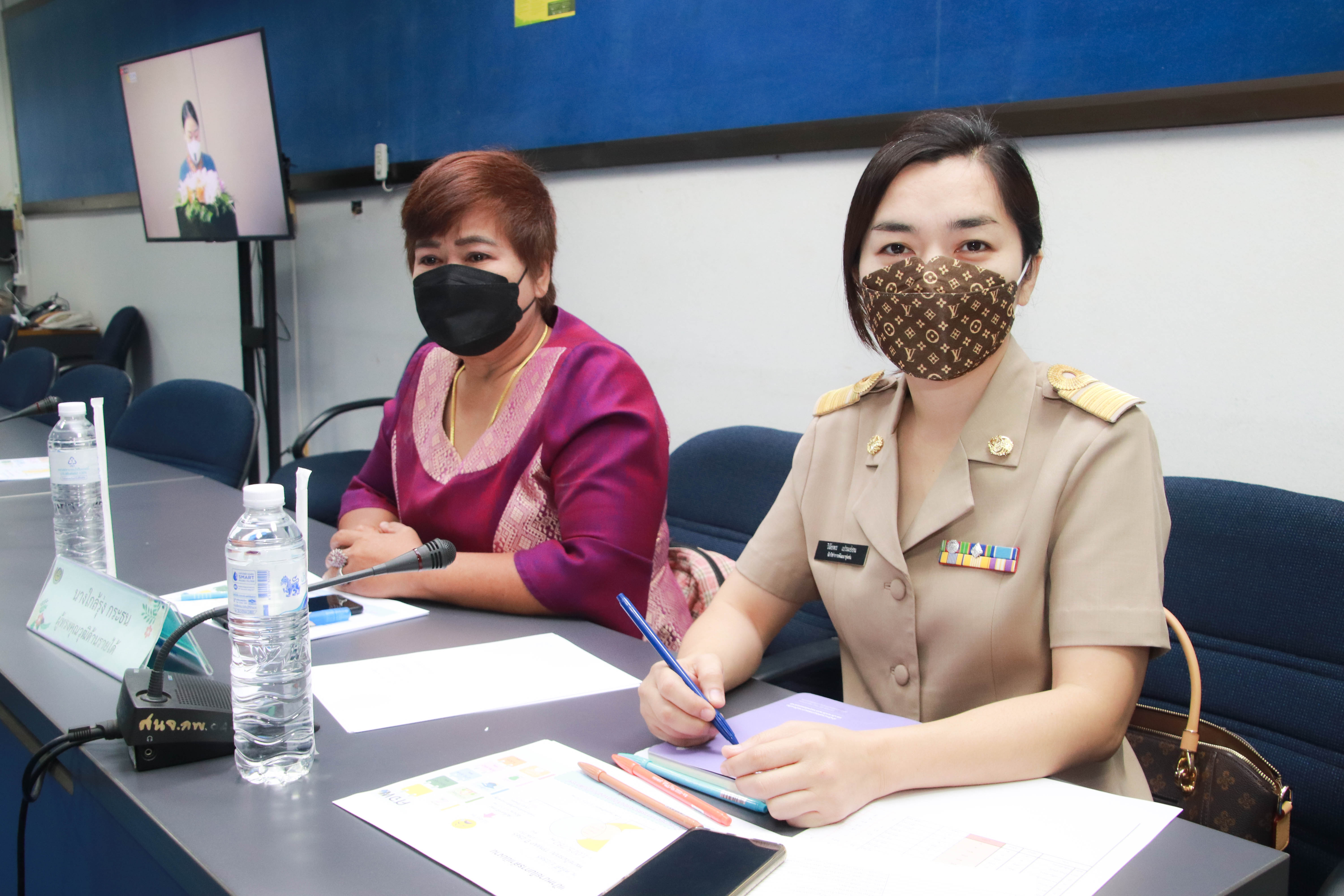 กำแพงเพชร เมืองมรดกโลก : พช.กำแพงเพชร ร่วมรับชมการประชุมเชิงปฏิบัติการเพื่อซักซ้อมแนวทางการขับเคลื่อน ศูนย์อำนวยการขจัดความยากจนฯ