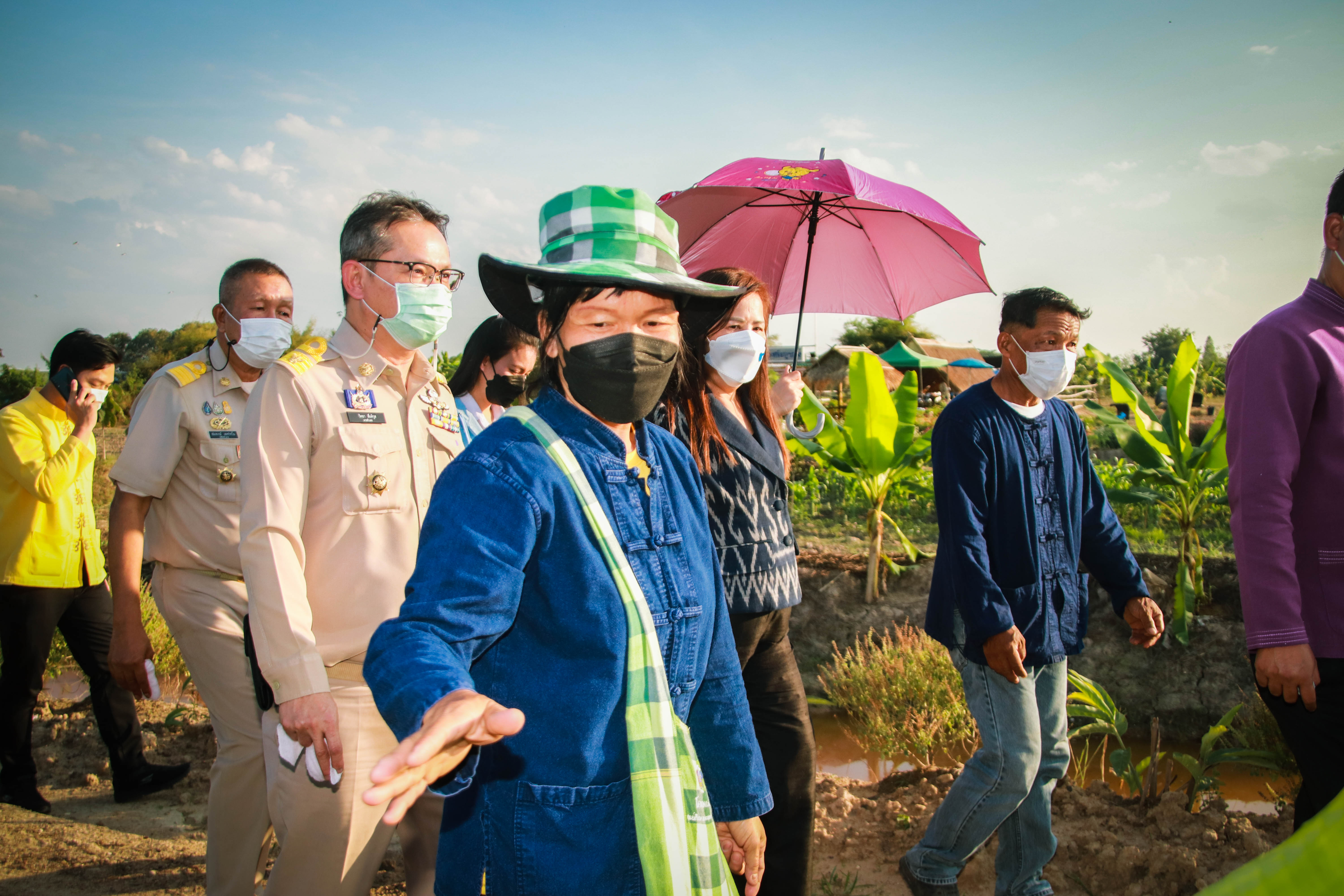ผู้ตรวจกระทรวงมหาดไทยและผู้ตรวจกรมการพัฒนาชุมชน ลงพื้นที่ตรวจเยี่ยมแปลง โคก หนอง นา โมเดล จังหวัดกำแพงเพชร