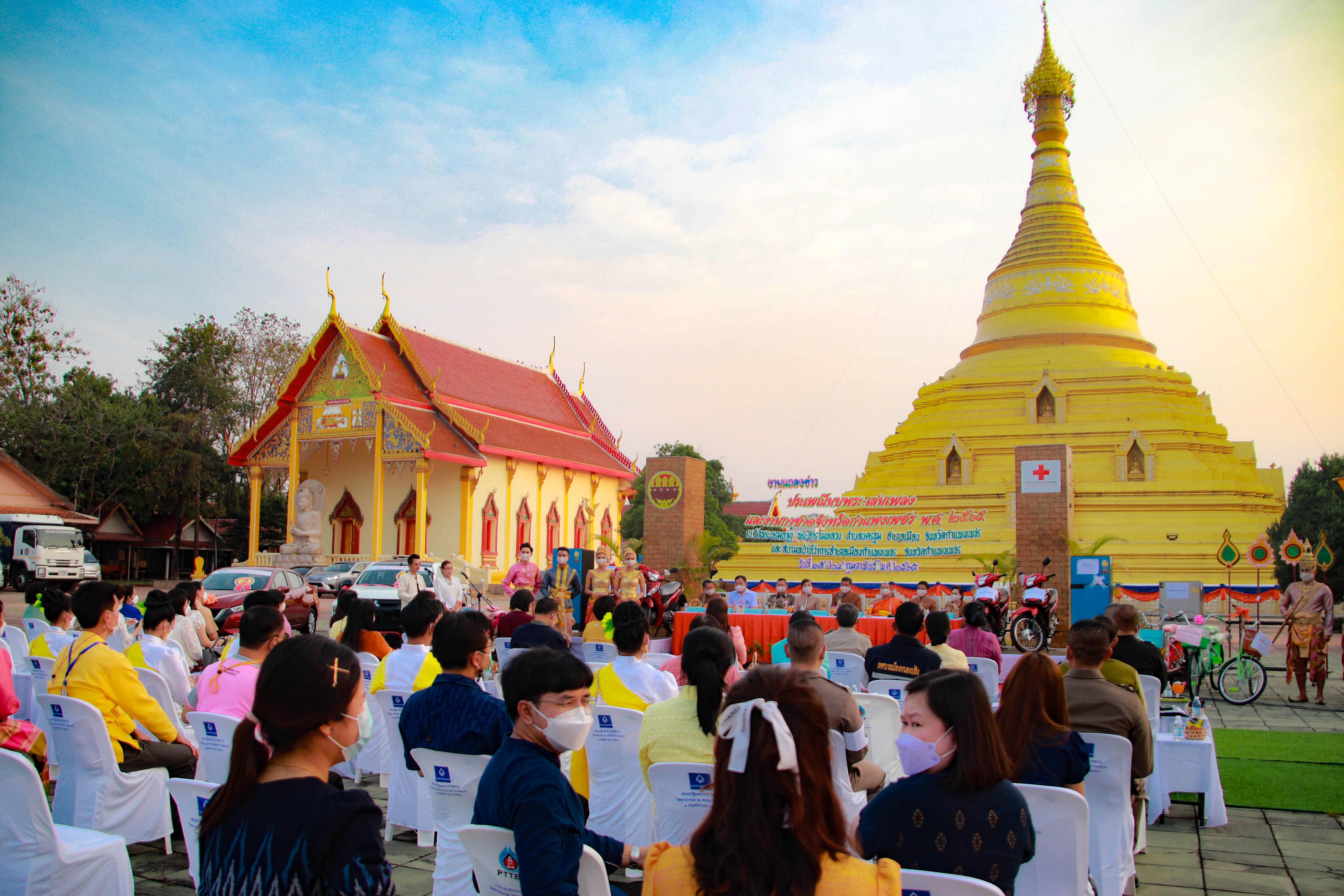 พช.กำแพงเพชร ออกบูธ งานแถลงข่าวงานประเพณีนบพระ-เล่นเพลงและงานกาชาด ปี 2565 โชว์ผลิตภัณฑ์เด่น ของดีเมืองชากังราว เพื่อกระตุ้นการจับจ่ายภายในงาน