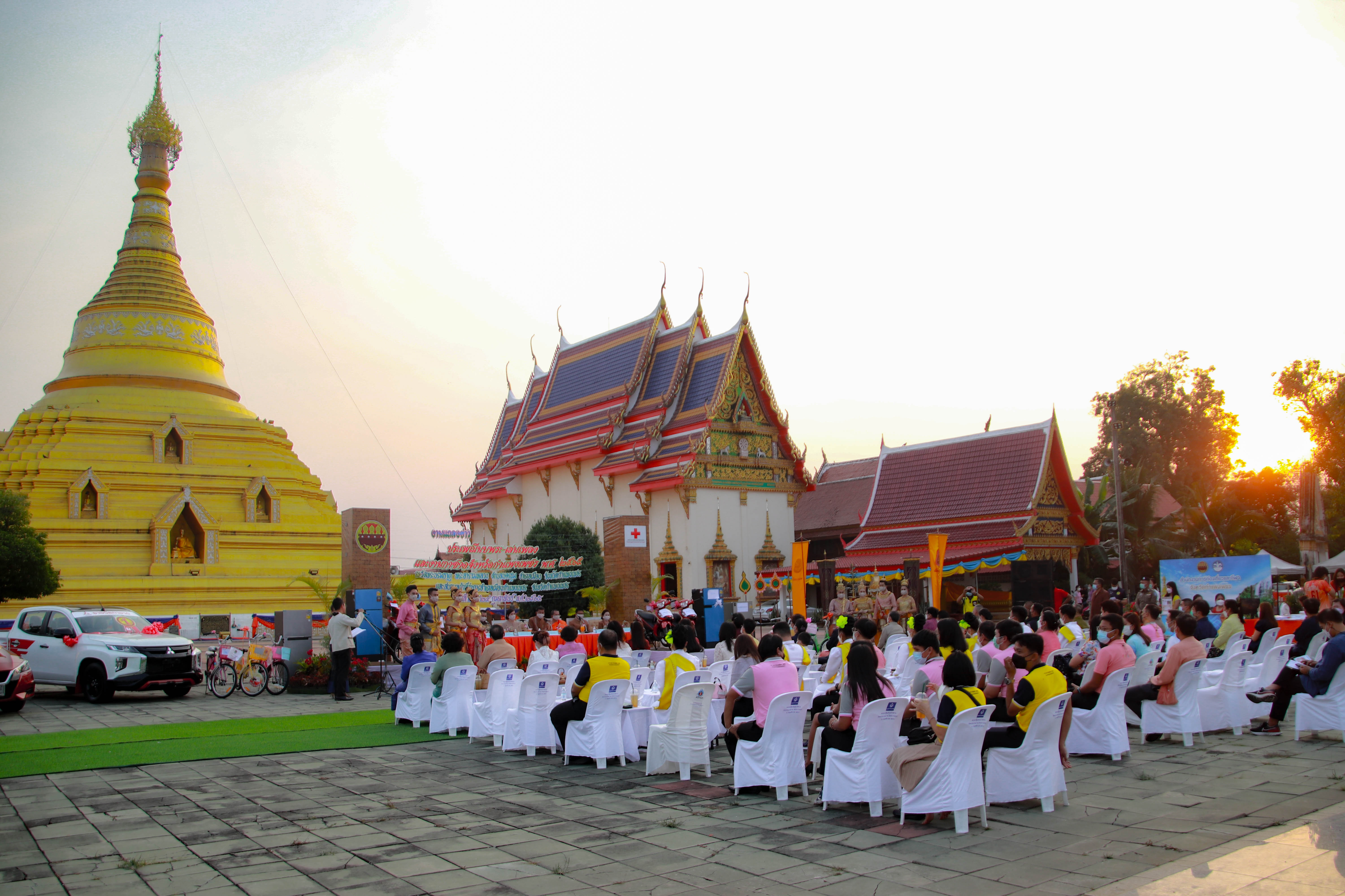 พช.กำแพงเพชร ออกบูธ งานแถลงข่าวงานประเพณีนบพระ-เล่นเพลงและงานกาชาด ปี 2565 โชว์ผลิตภัณฑ์เด่น ของดีเมืองชากังราว เพื่อกระตุ้นการจับจ่ายภายในงาน