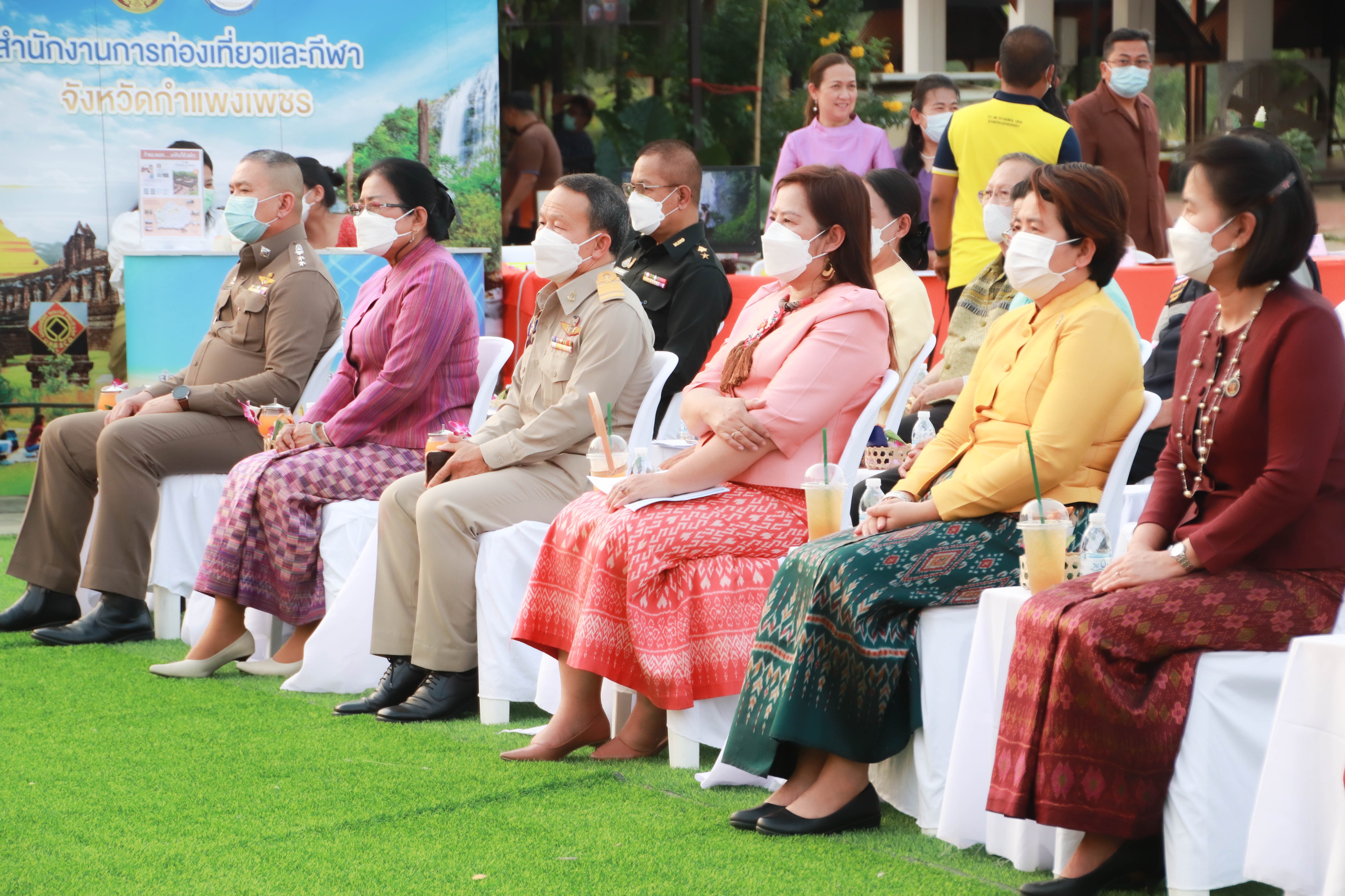 พช.กำแพงเพชร ออกบูธ งานแถลงข่าวงานประเพณีนบพระ-เล่นเพลงและงานกาชาด ปี 2565 โชว์ผลิตภัณฑ์เด่น ของดีเมืองชากังราว เพื่อกระตุ้นการจับจ่ายภายในงาน