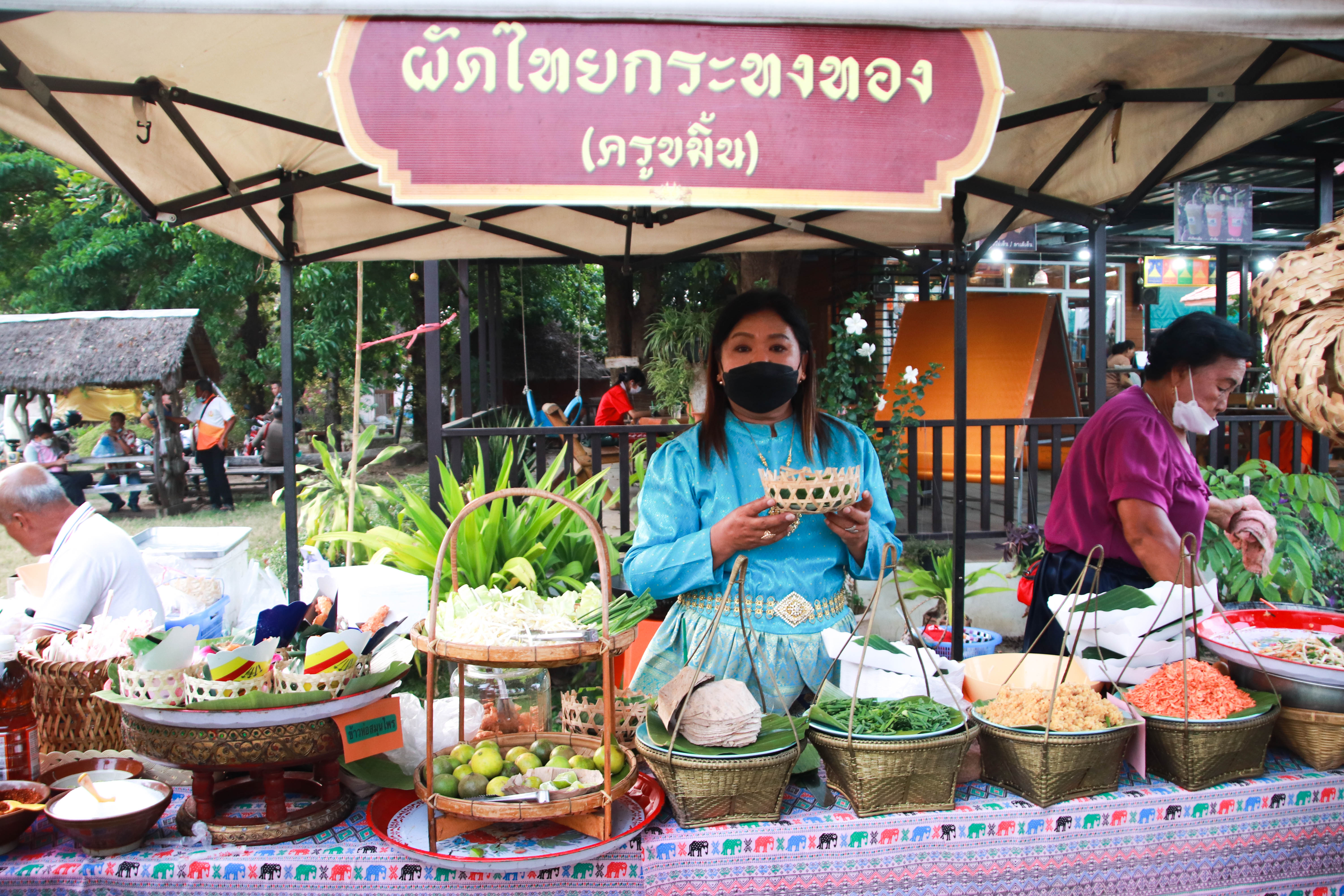 พช.กำแพงเพชร ออกบูธ งานแถลงข่าวงานประเพณีนบพระ-เล่นเพลงและงานกาชาด ปี 2565 โชว์ผลิตภัณฑ์เด่น ของดีเมืองชากังราว เพื่อกระตุ้นการจับจ่ายภายในงาน