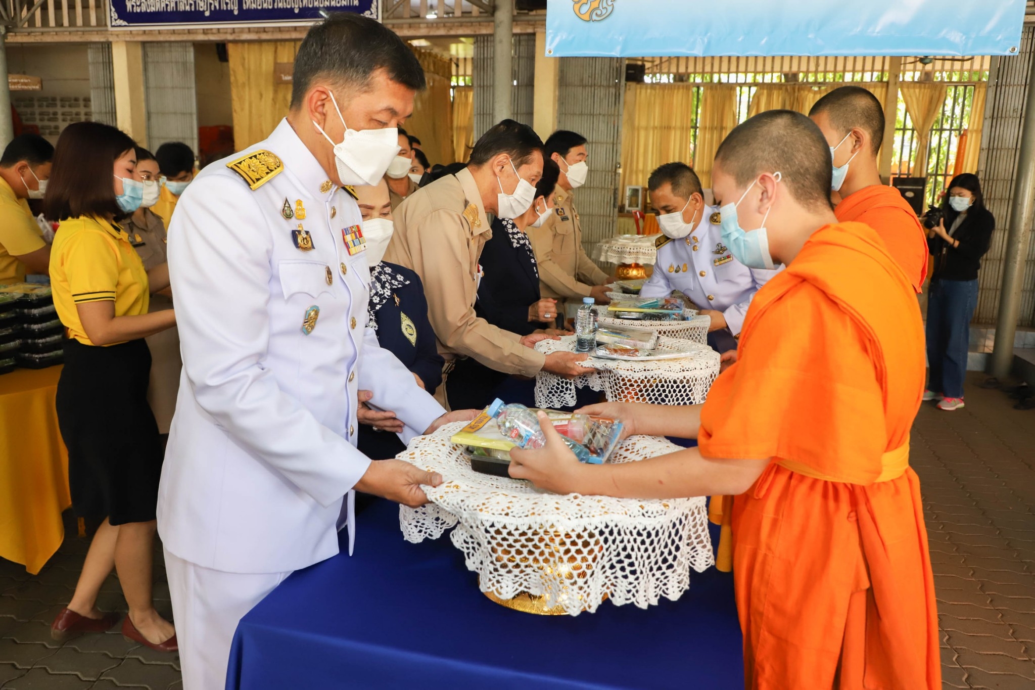 กำแพงเพชร เมืองมรดกโลก : พช.กำแพงเพชร ร่วมพิธีถวายภัตตาหาร และสิ่งของพระราชทาน ของพระบาทสมเด็จพระเจ้าอยู่หัว แด่พระภิกษุ สามเณร ในการสอบบาลีสนามหลวง ครั้งที่ 1