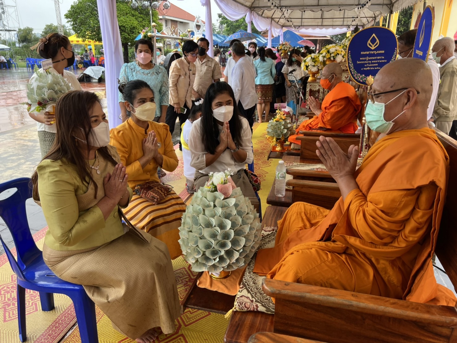 พช.กำแพงเพชร ร่วมพิธีเปิดงาน ประเพณีนบพระ-เล่นเพลงและงานกาชาด ปี 2565 ชมขบวนพยุหยาตราพระเจ้าลิไทยิ่งใหญ่ตระการตา