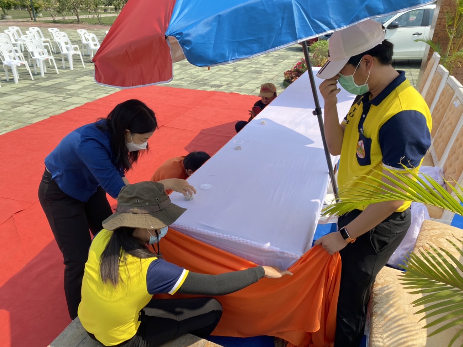 พช.กำแพงเพชร ร่วมเตรียมสถานที่แถลงข่าวประเพณีนบพระเล่นเพลงและงานกาชาดฯ ประจำปี 2565