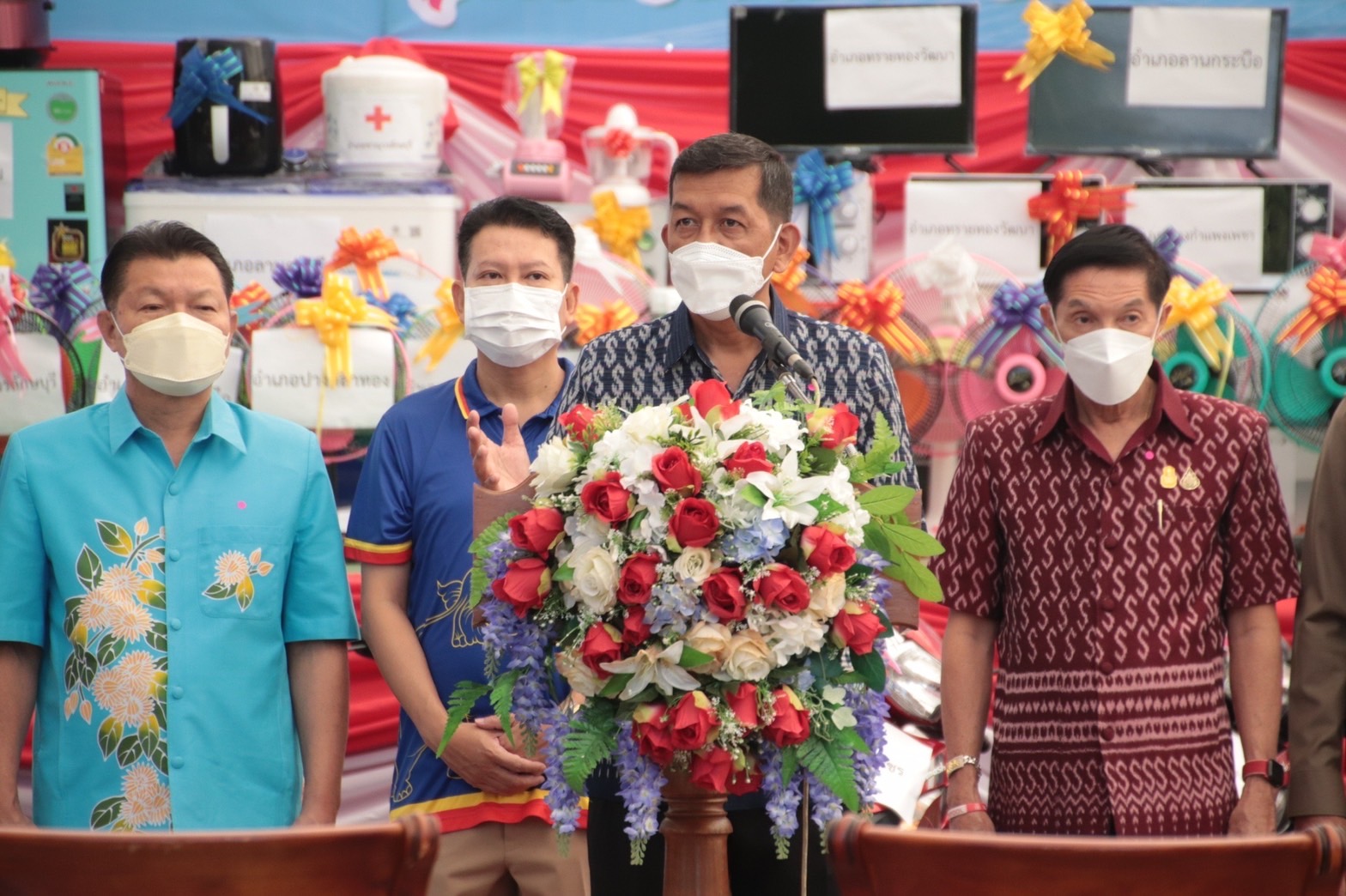พช.กำแพงเพชรและเครือข่าย บริจาคเงินและสิ่งของในงาน “รวมน้ำใจ ช่วยกาชาด” ประจำปี 2565