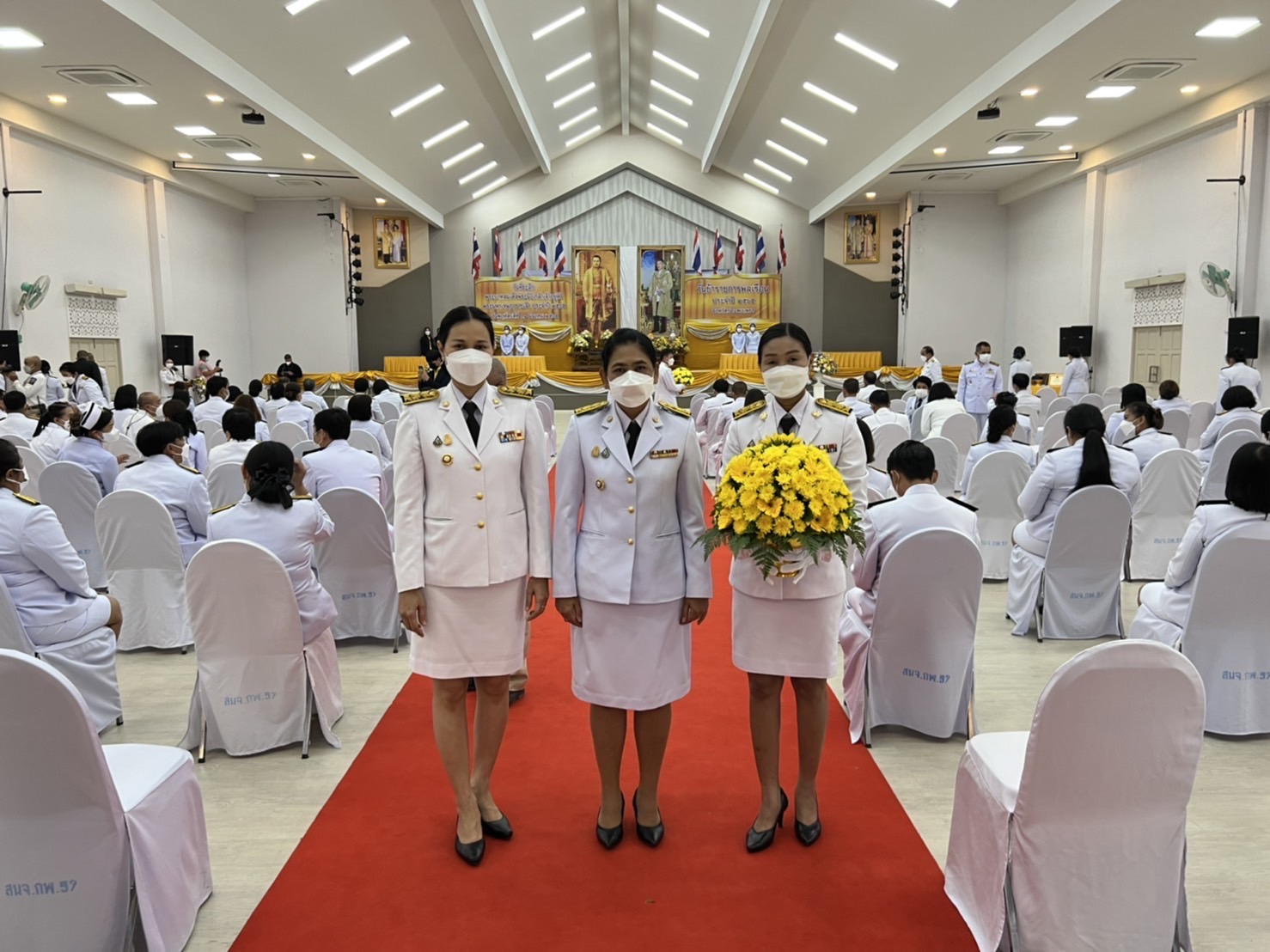 พช.กำแพงเพชร ร่วมพิธีวางพานพุ่มดอกไม้ถวายราชสักการะ เนื่องในวันที่ระลึกพระบาทสมเด็จพระนั่งเกล้าเจ้าอยู่หัว พระมหาเจษฎาราชเจ้า และวันข้าราชการพลเรือน ประจำปี 2565