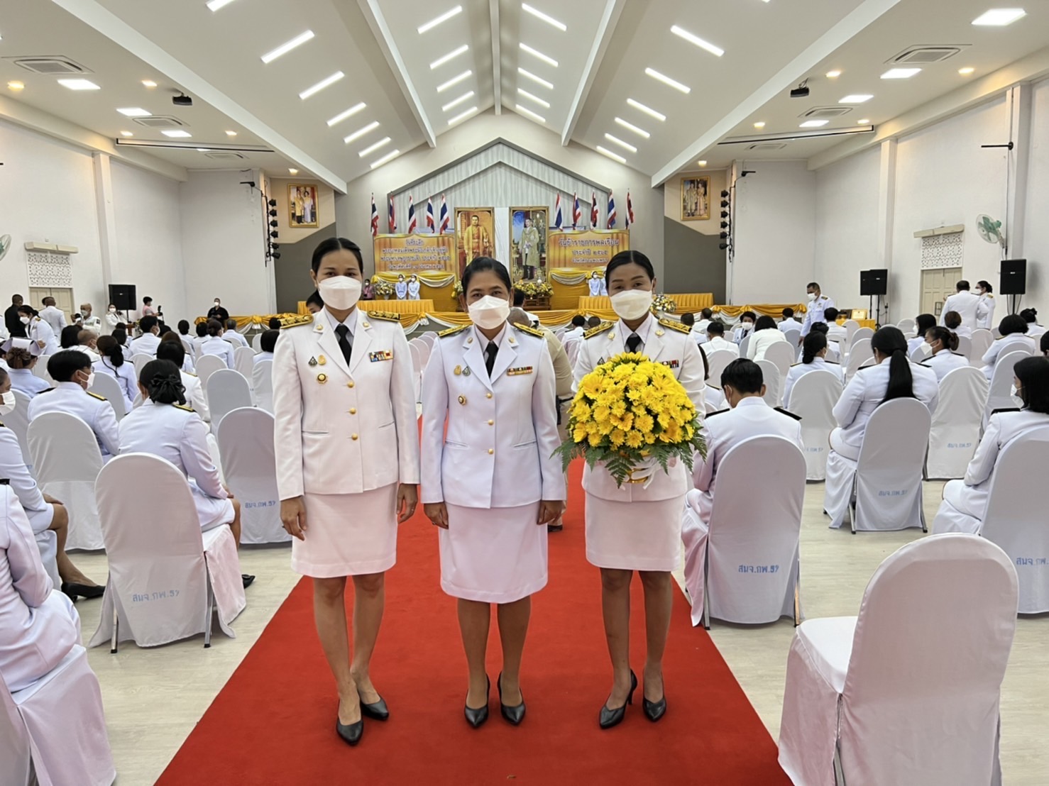พช.กำแพงเพชร ร่วมพิธีวางพานพุ่มดอกไม้ถวายราชสักการะ เนื่องในวันที่ระลึกพระบาทสมเด็จพระนั่งเกล้าเจ้าอยู่หัว พระมหาเจษฎาราชเจ้า และวันข้าราชการพลเรือน ประจำปี 2565