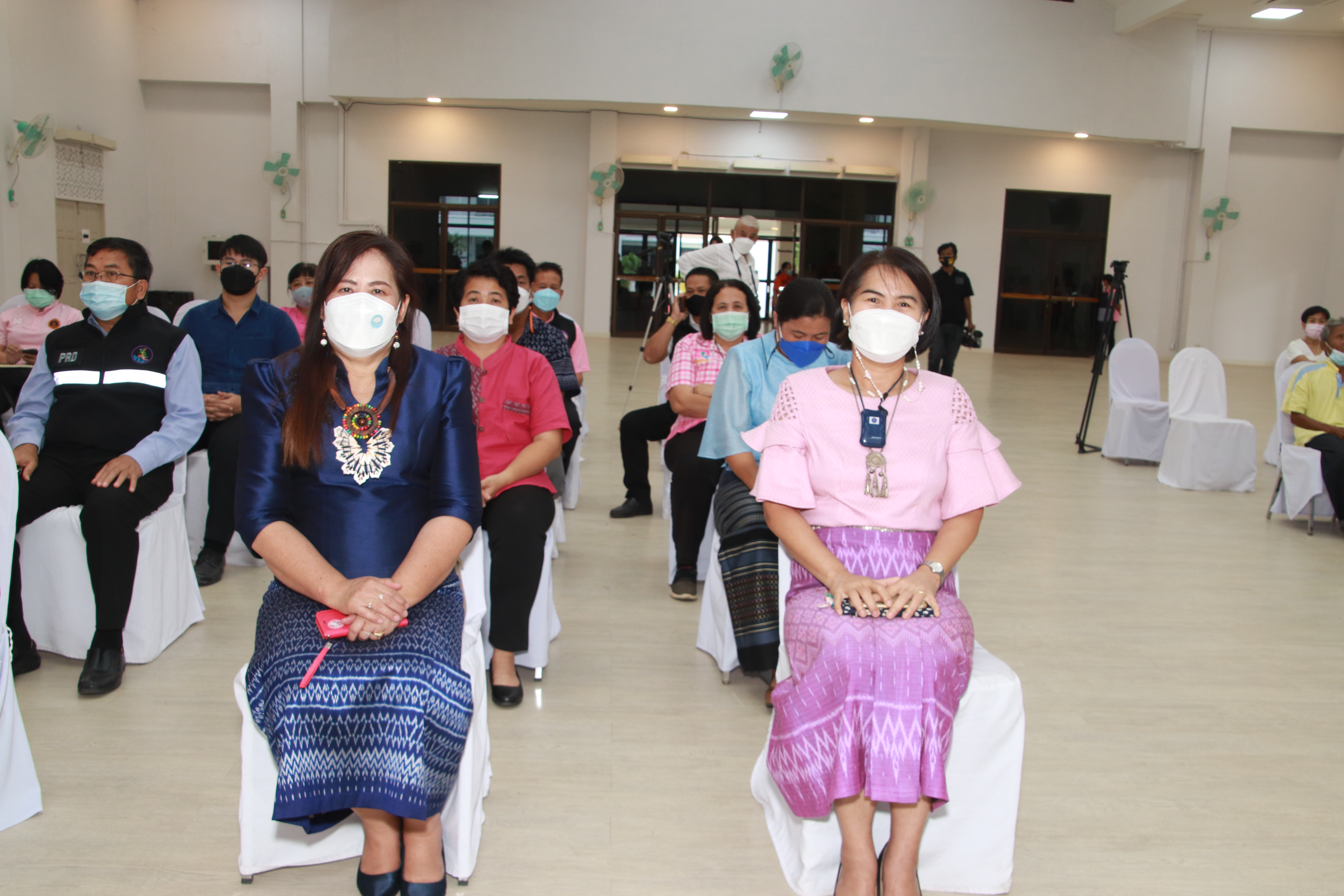 กำแพงเพชร เมืองมรดกโลก : พช.กำแพงเพชร ร่วมพิธีมอบสิ่งของบริจาคให้กับชาวบ้านที่ขาดแคลนและผู้พิการ/ผู้สูงอายุ