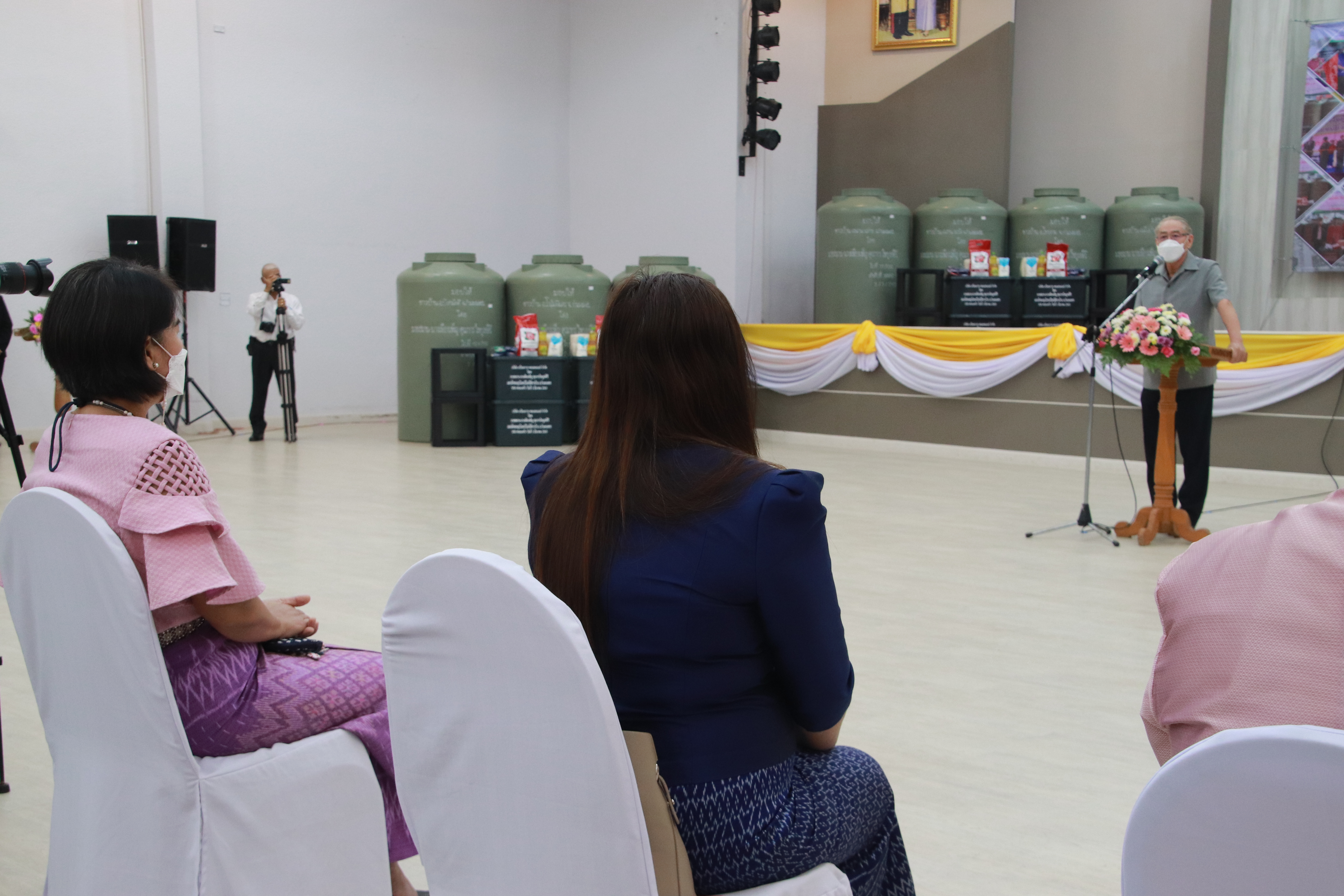 กำแพงเพชร เมืองมรดกโลก : พช.กำแพงเพชร ร่วมพิธีมอบสิ่งของบริจาคให้กับชาวบ้านที่ขาดแคลนและผู้พิการ/ผู้สูงอายุ