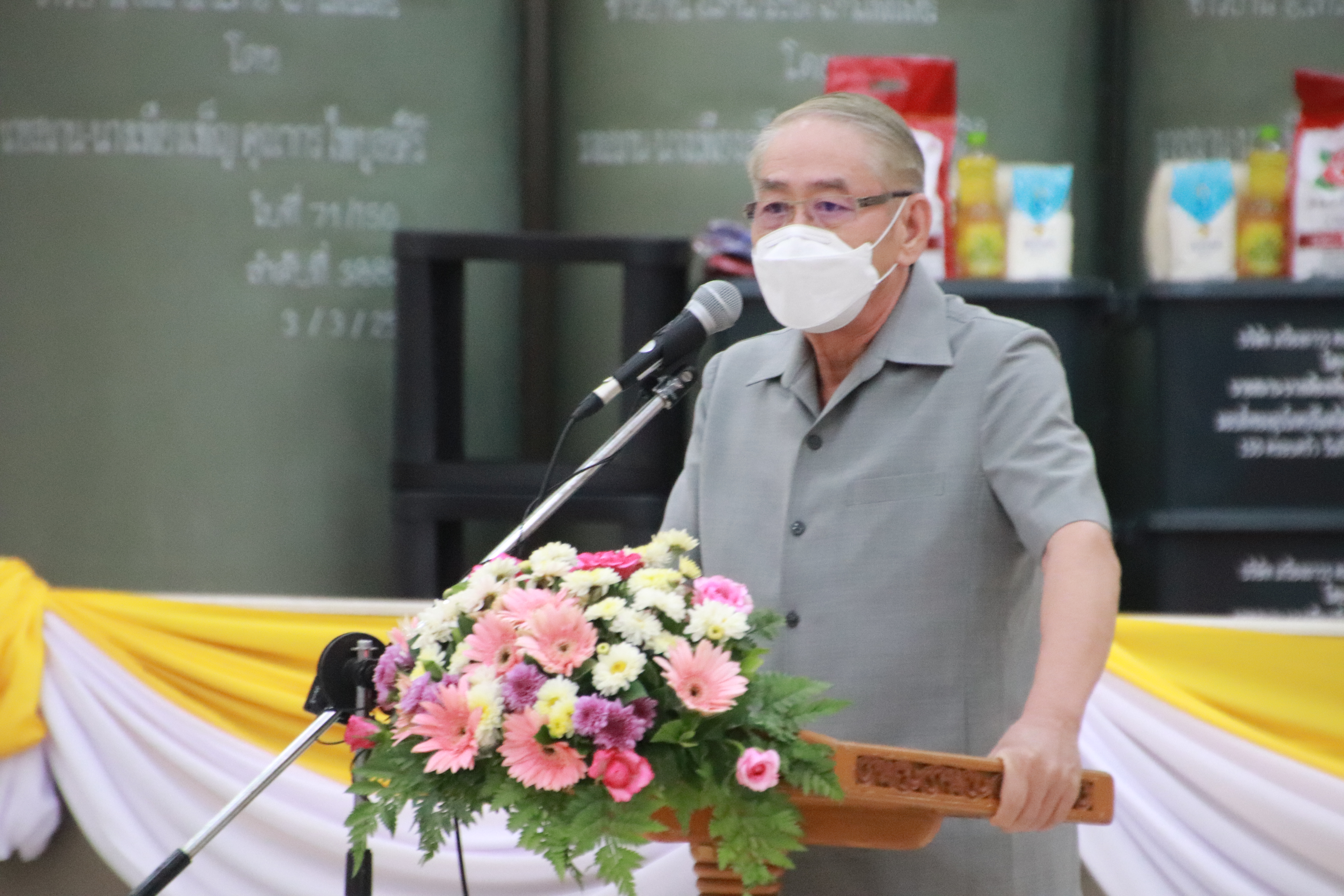 กำแพงเพชร เมืองมรดกโลก : พช.กำแพงเพชร ร่วมพิธีมอบสิ่งของบริจาคให้กับชาวบ้านที่ขาดแคลนและผู้พิการ/ผู้สูงอายุ