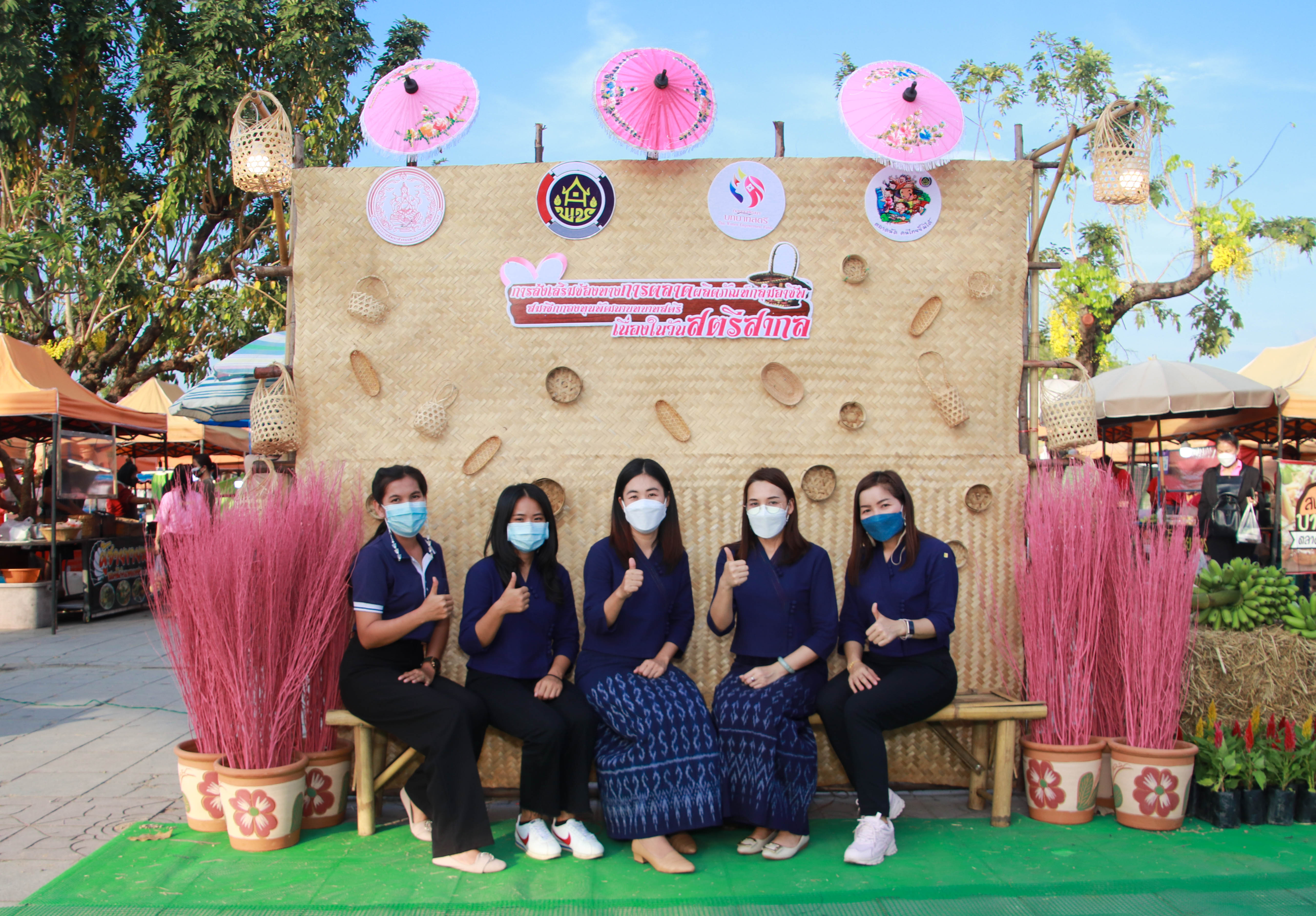 กำแพงเพชร เมืองมรดกโลก : พช.กำแพงเพชร เปิดโครงการส่งเสริมช่องทางการตลาดผลิตภัณฑ์กลุ่มอาชีพสมาชิกกองทุนพัฒนาบทบาทสตรีเนื่องในวันสตรีสากล