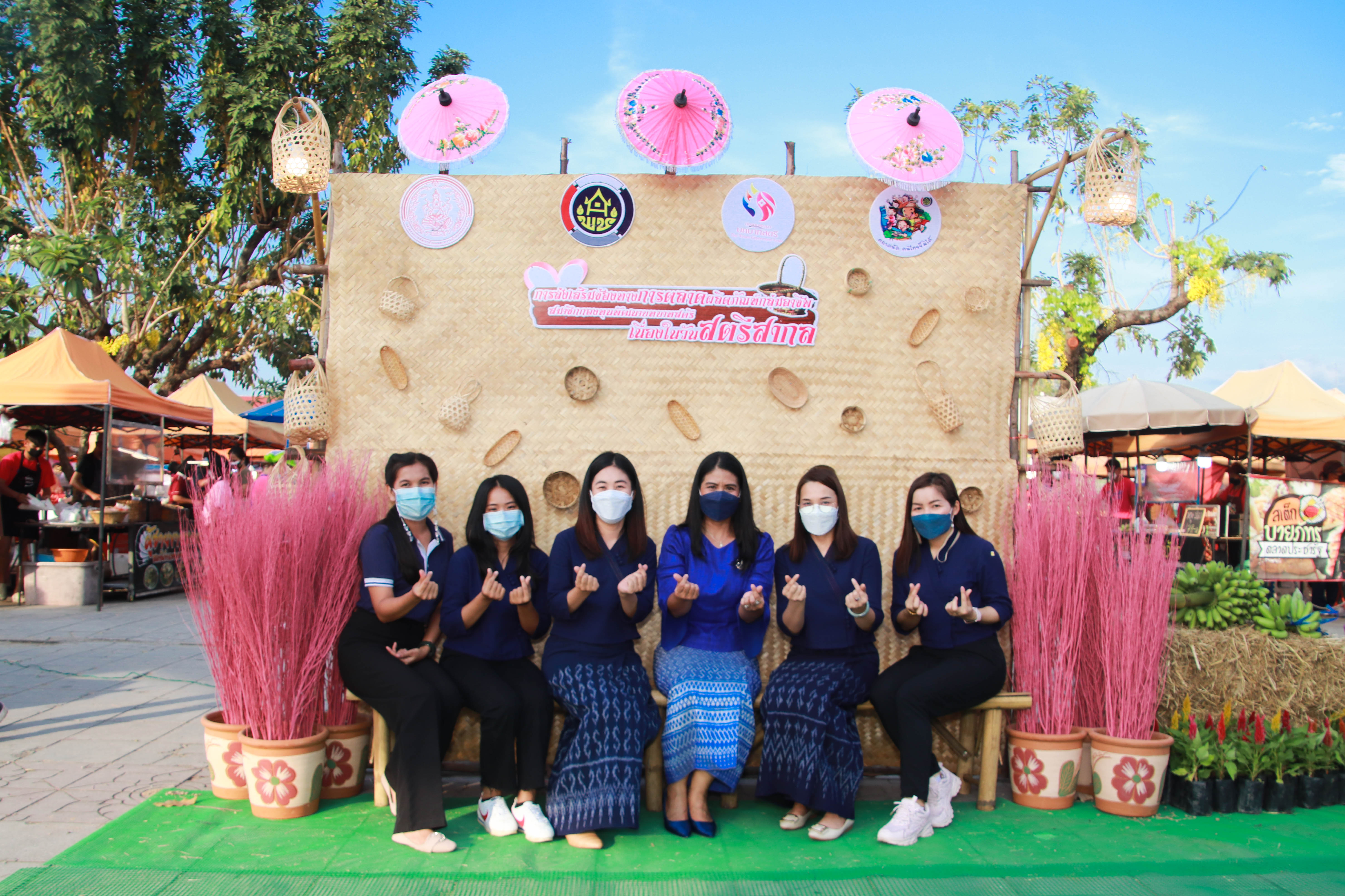 กำแพงเพชร เมืองมรดกโลก : พช.กำแพงเพชร เปิดโครงการส่งเสริมช่องทางการตลาดผลิตภัณฑ์กลุ่มอาชีพสมาชิกกองทุนพัฒนาบทบาทสตรีเนื่องในวันสตรีสากล