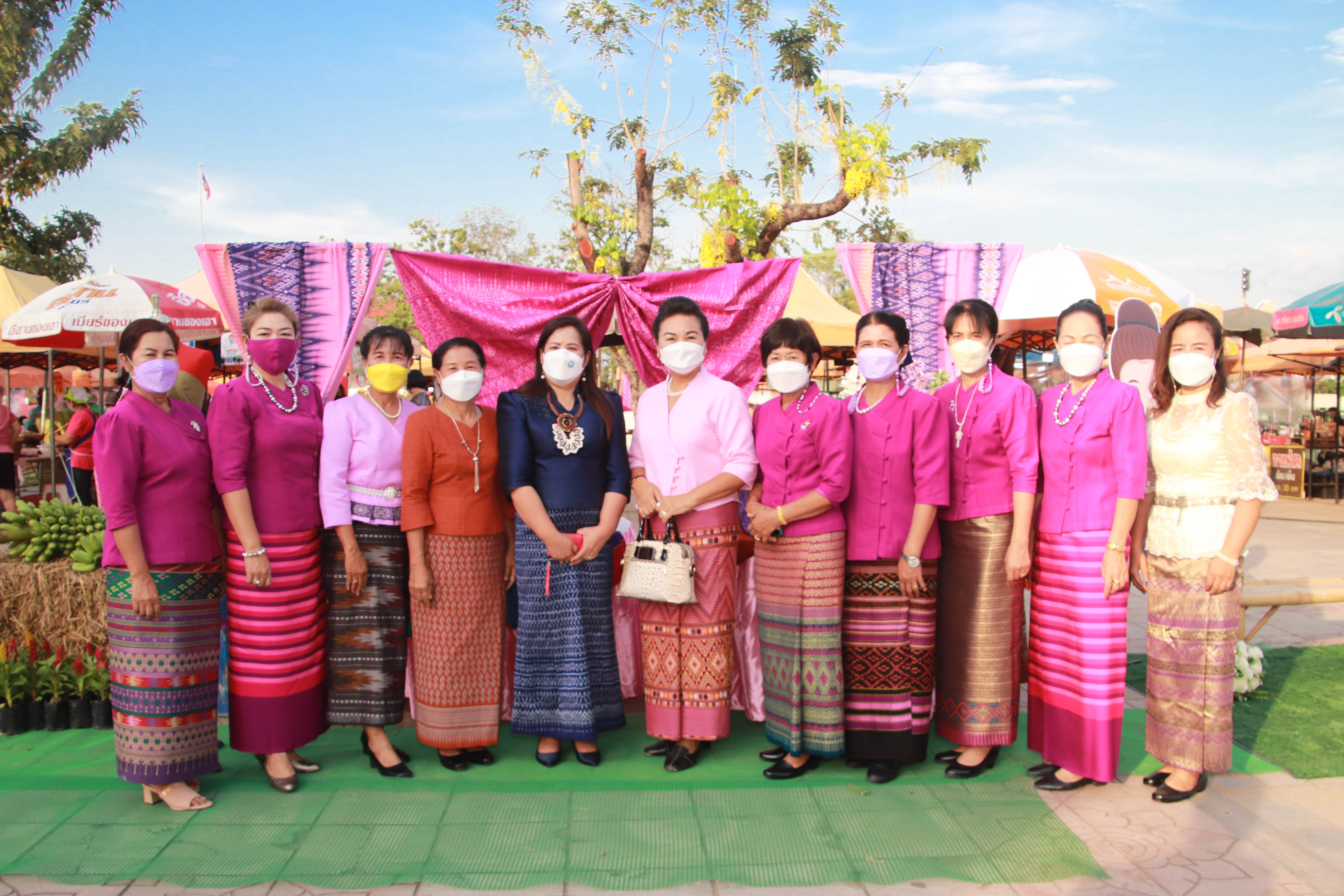 กำแพงเพชร เมืองมรดกโลก : พช.กำแพงเพชร เปิดโครงการส่งเสริมช่องทางการตลาดผลิตภัณฑ์กลุ่มอาชีพสมาชิกกองทุนพัฒนาบทบาทสตรีเนื่องในวันสตรีสากล