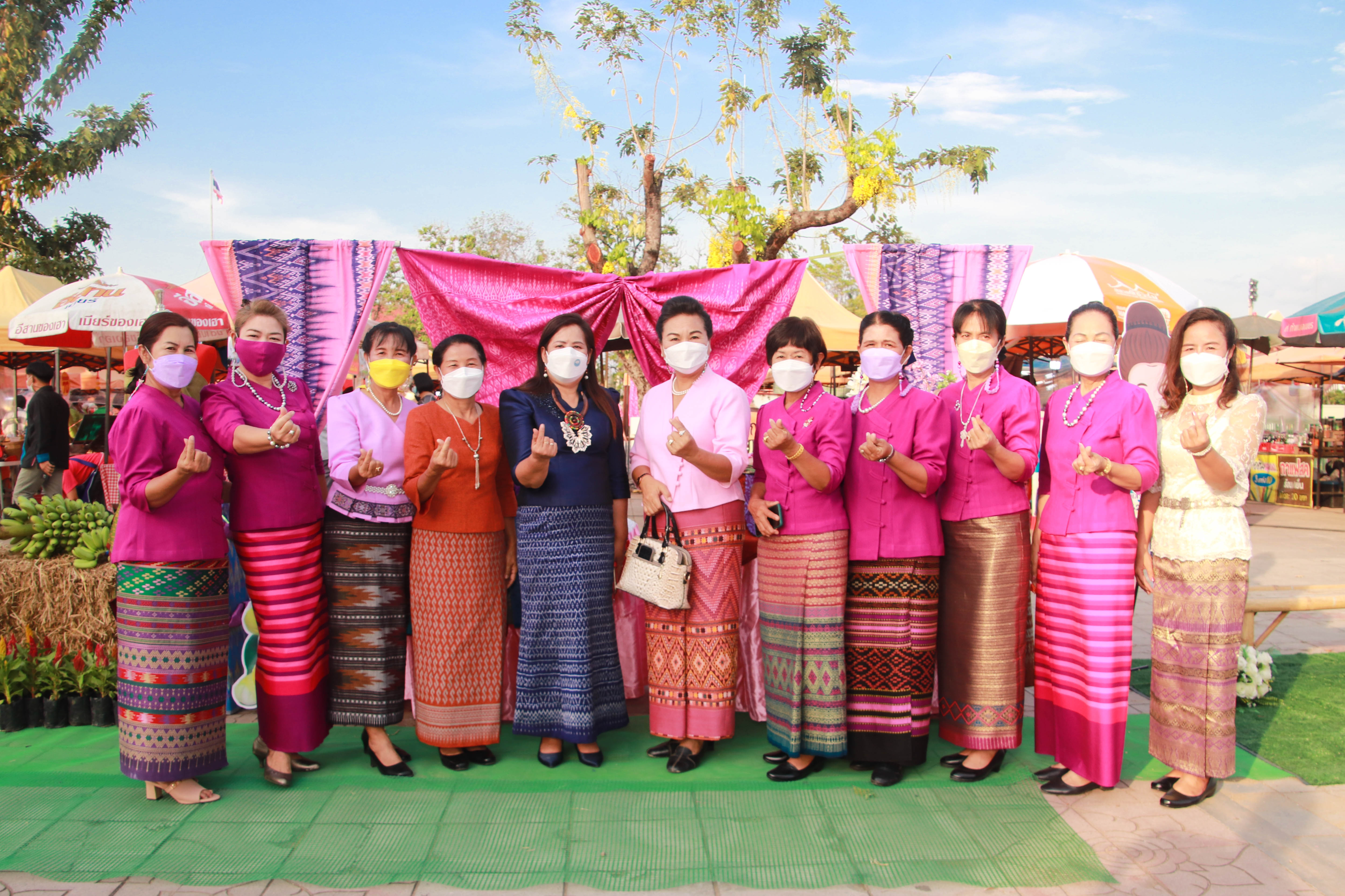 กำแพงเพชร เมืองมรดกโลก : พช.กำแพงเพชร เปิดโครงการส่งเสริมช่องทางการตลาดผลิตภัณฑ์กลุ่มอาชีพสมาชิกกองทุนพัฒนาบทบาทสตรีเนื่องในวันสตรีสากล
