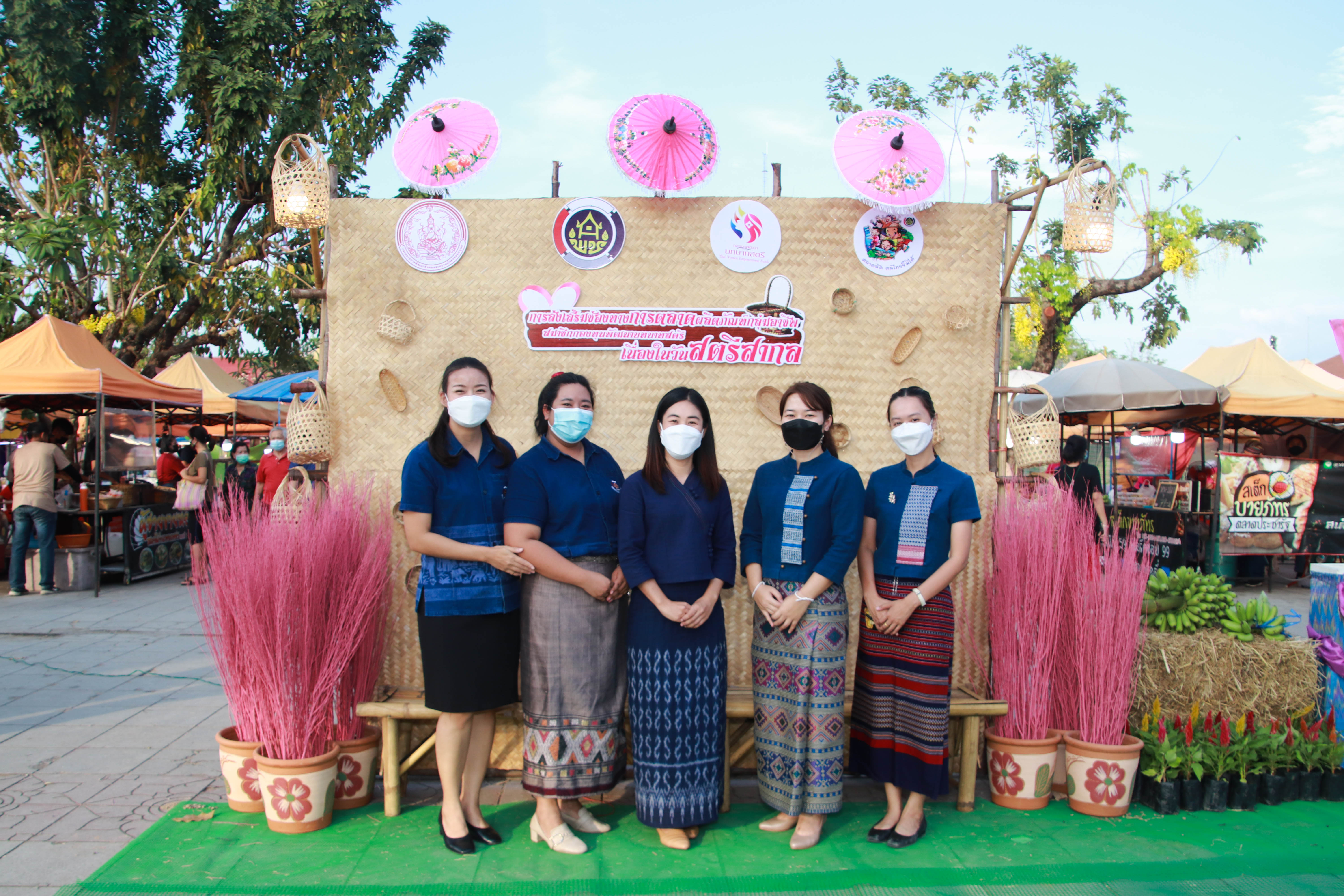 กำแพงเพชร เมืองมรดกโลก : พช.กำแพงเพชร เปิดโครงการส่งเสริมช่องทางการตลาดผลิตภัณฑ์กลุ่มอาชีพสมาชิกกองทุนพัฒนาบทบาทสตรีเนื่องในวันสตรีสากล