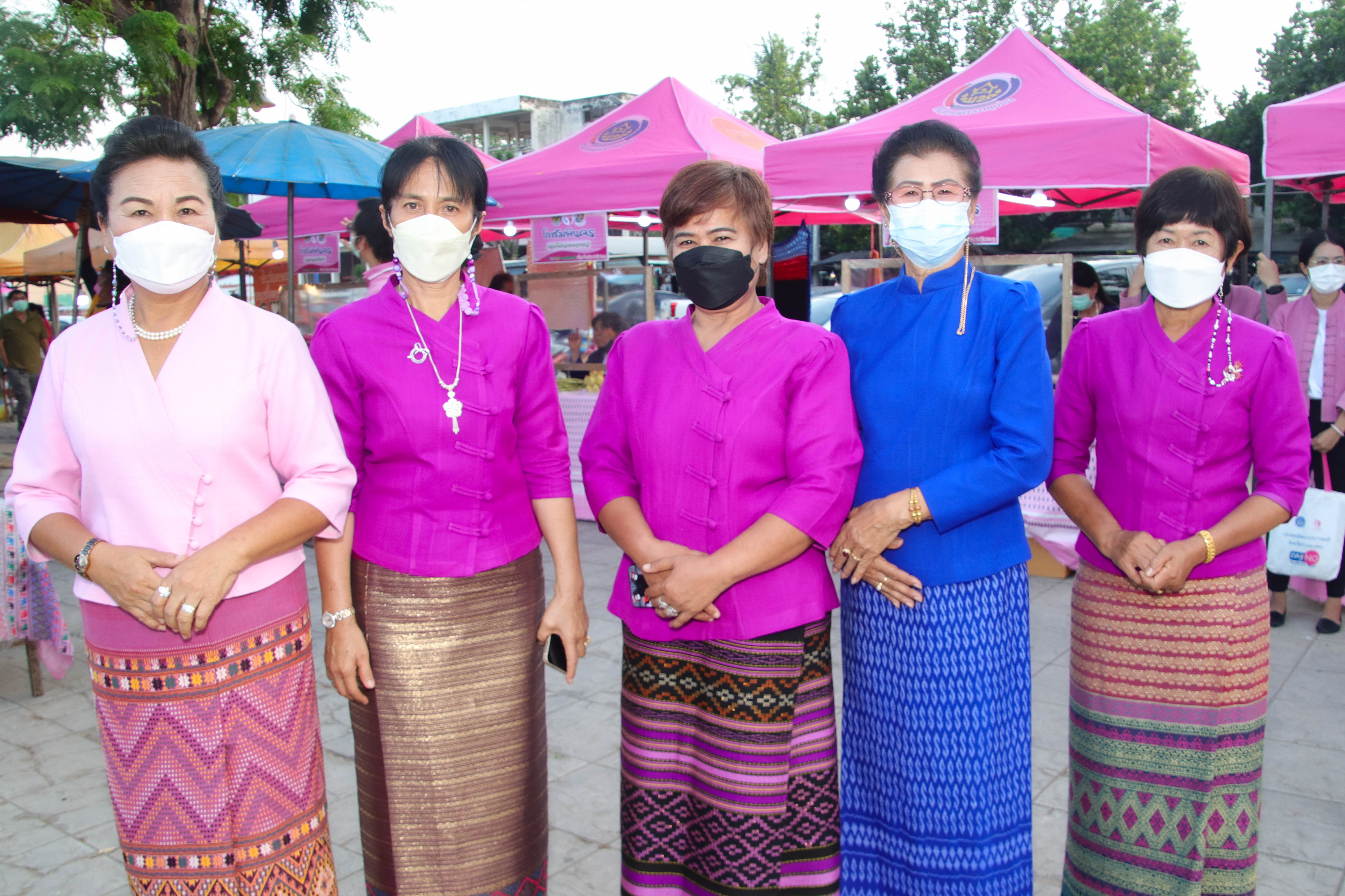 กำแพงเพชร เมืองมรดกโลก : พช.กำแพงเพชร เปิดโครงการส่งเสริมช่องทางการตลาดผลิตภัณฑ์กลุ่มอาชีพสมาชิกกองทุนพัฒนาบทบาทสตรีเนื่องในวันสตรีสากล
