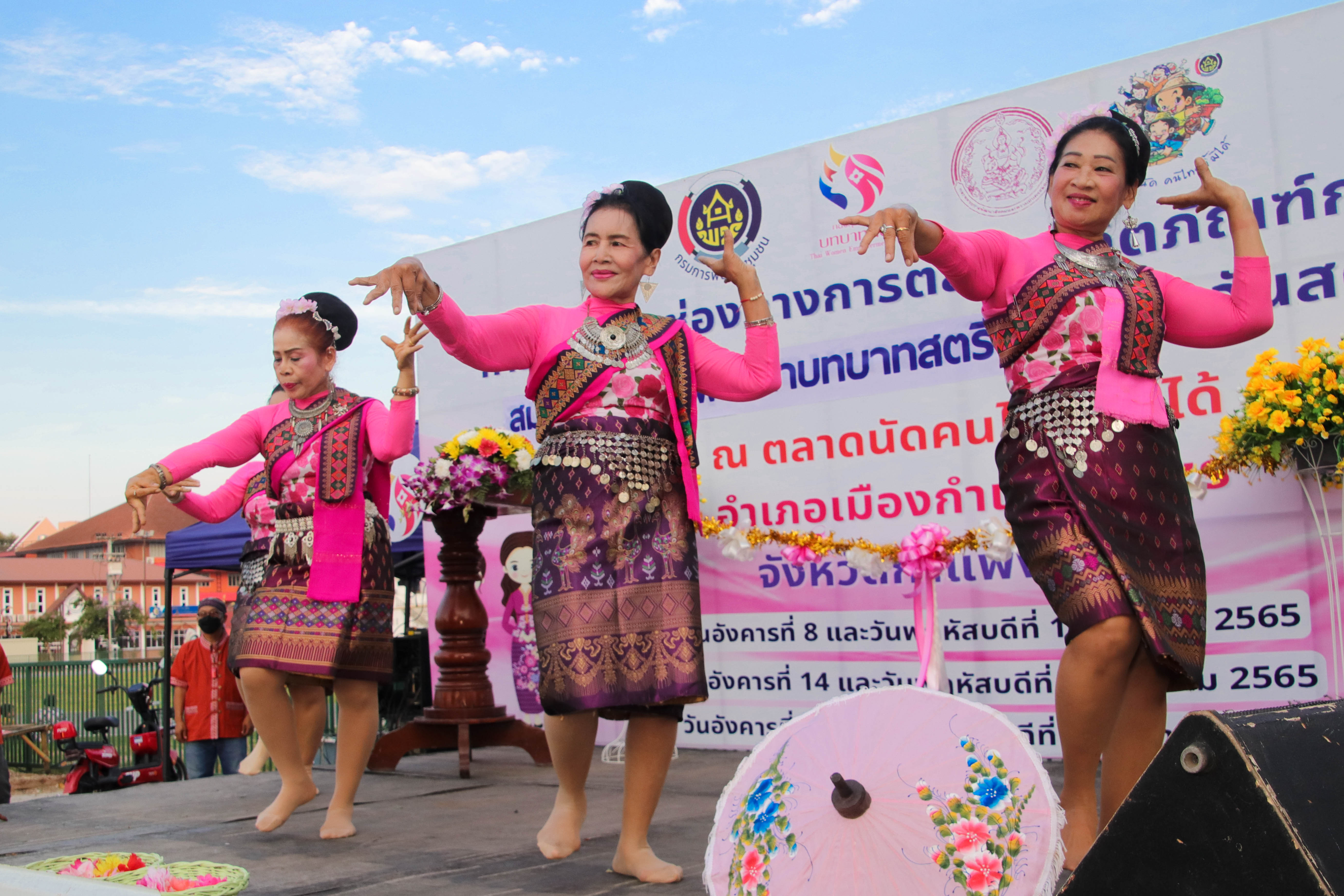 กำแพงเพชร เมืองมรดกโลก : พช.กำแพงเพชร เปิดโครงการส่งเสริมช่องทางการตลาดผลิตภัณฑ์กลุ่มอาชีพสมาชิกกองทุนพัฒนาบทบาทสตรีเนื่องในวันสตรีสากล