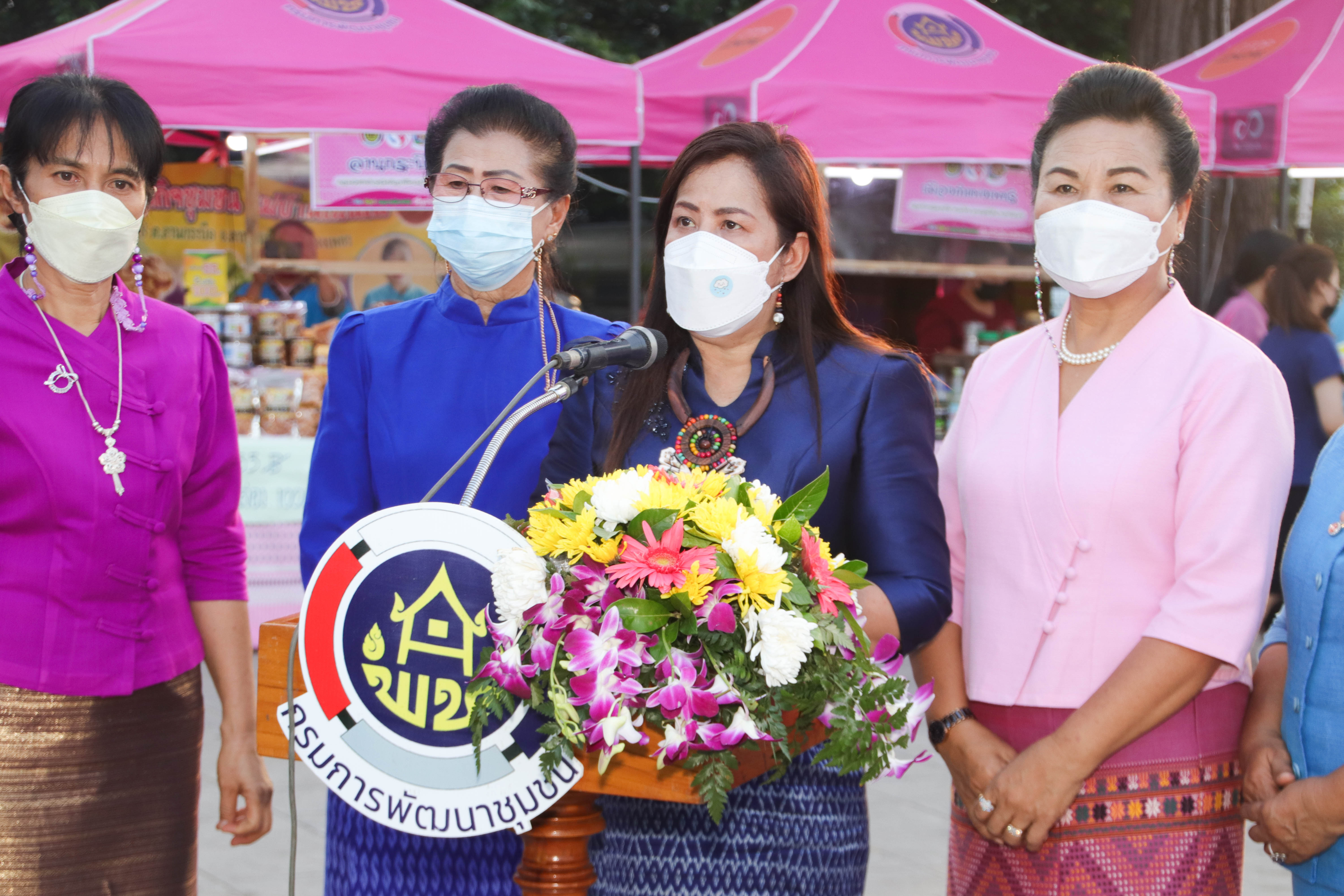 กำแพงเพชร เมืองมรดกโลก : พช.กำแพงเพชร เปิดโครงการส่งเสริมช่องทางการตลาดผลิตภัณฑ์กลุ่มอาชีพสมาชิกกองทุนพัฒนาบทบาทสตรีเนื่องในวันสตรีสากล
