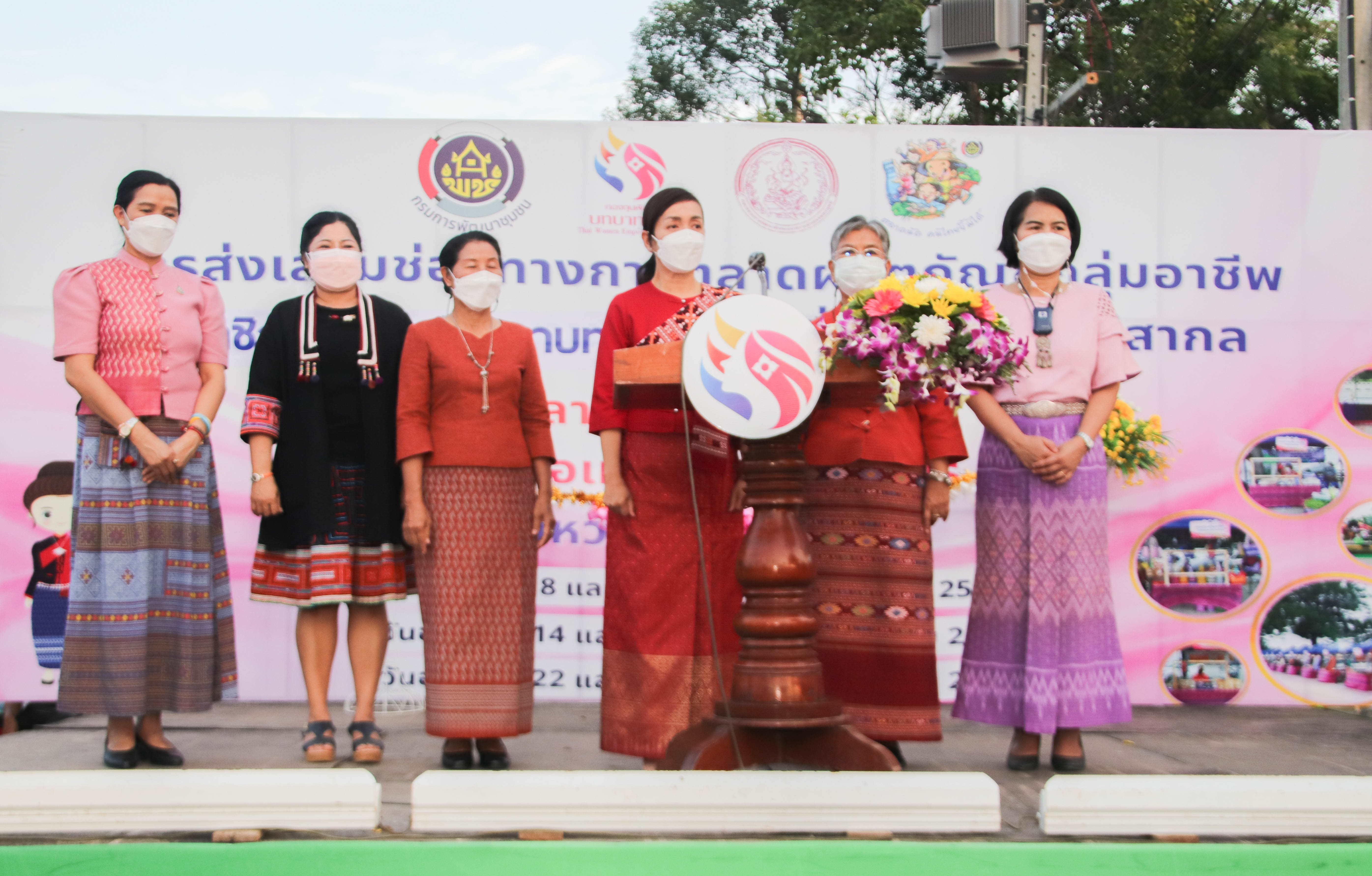 กำแพงเพชร เมืองมรดกโลก : พช.กำแพงเพชร เปิดโครงการส่งเสริมช่องทางการตลาดผลิตภัณฑ์กลุ่มอาชีพสมาชิกกองทุนพัฒนาบทบาทสตรีเนื่องในวันสตรีสากล