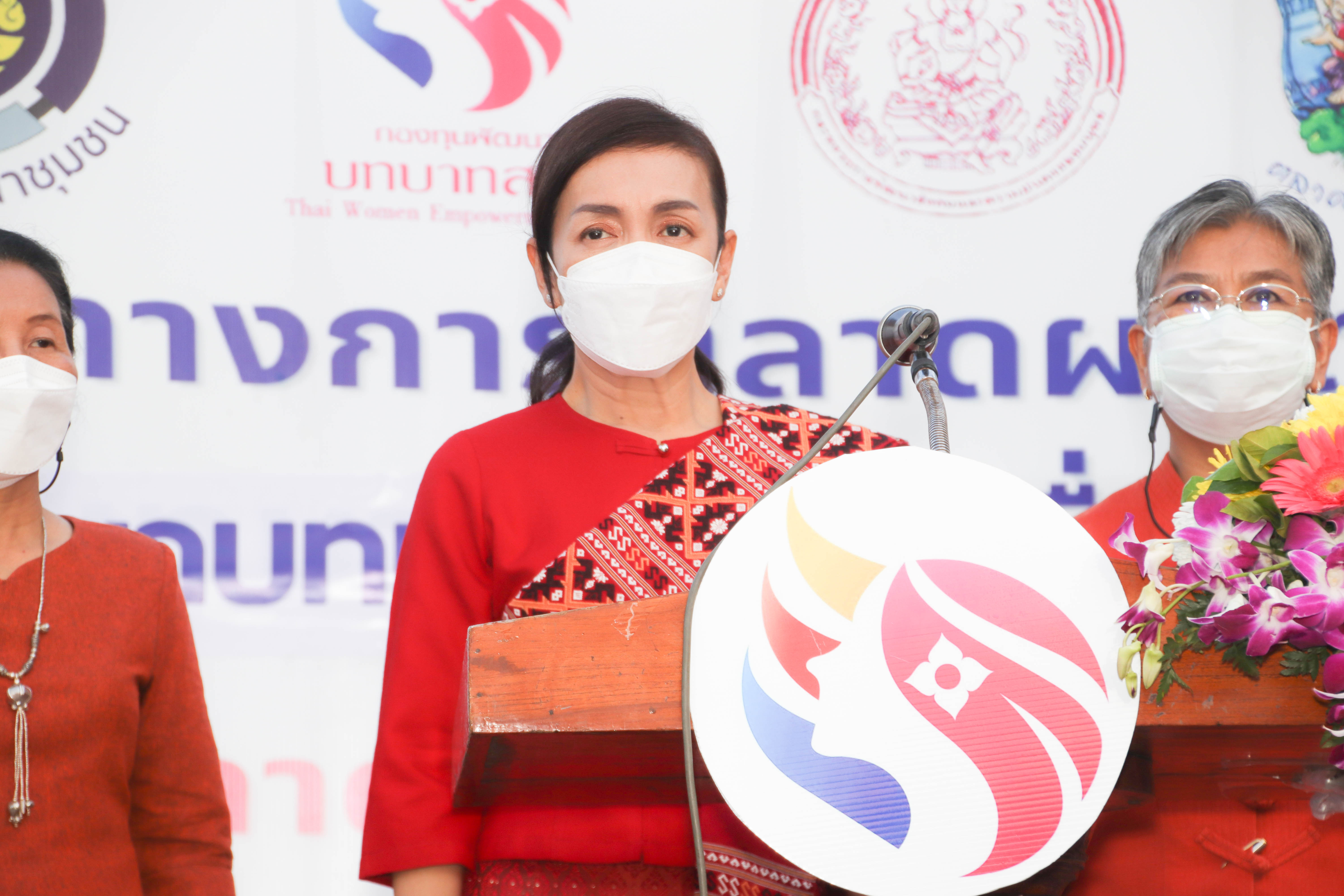 กำแพงเพชร เมืองมรดกโลก : พช.กำแพงเพชร เปิดโครงการส่งเสริมช่องทางการตลาดผลิตภัณฑ์กลุ่มอาชีพสมาชิกกองทุนพัฒนาบทบาทสตรีเนื่องในวันสตรีสากล