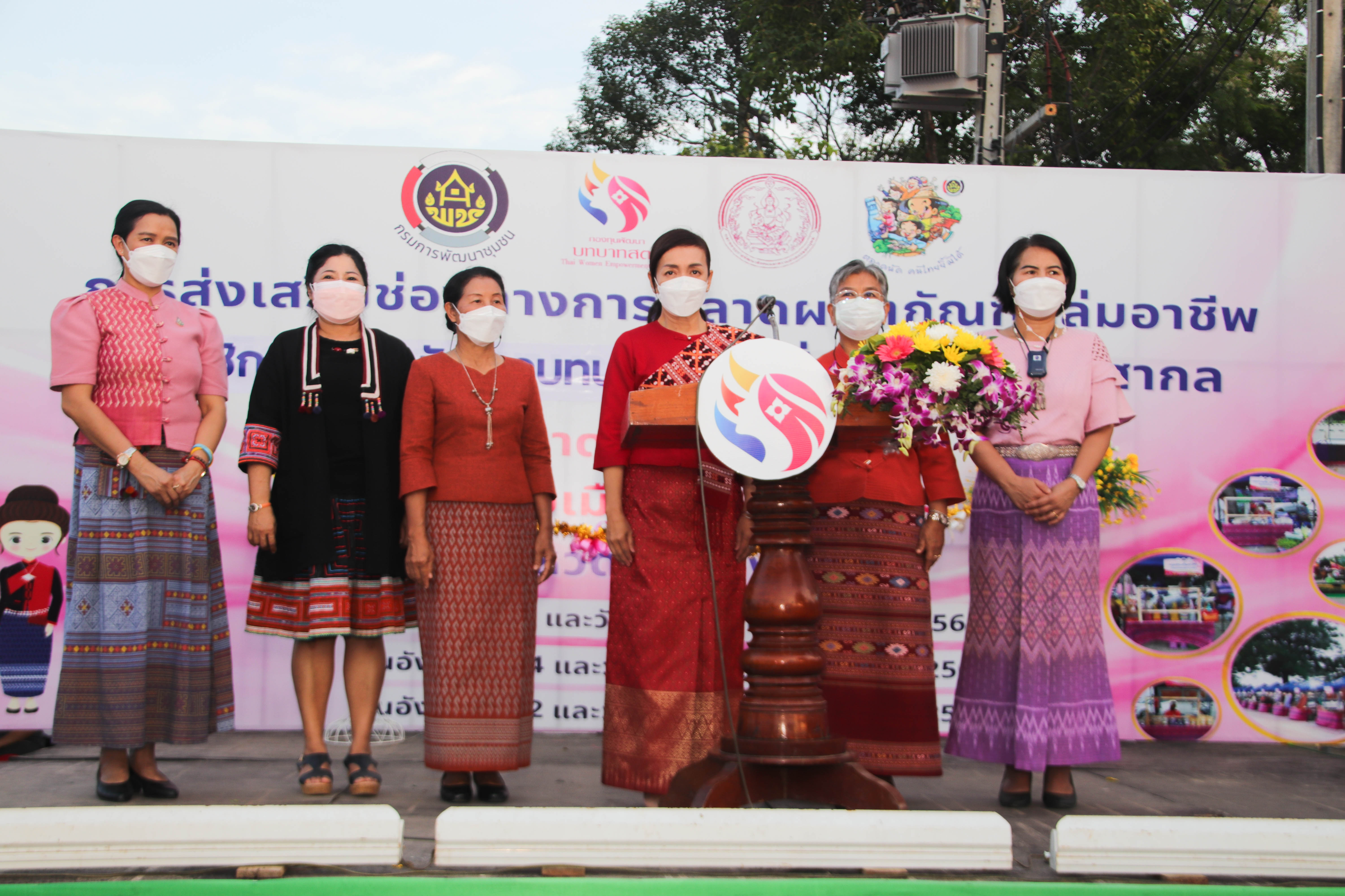 กำแพงเพชร เมืองมรดกโลก : พช.กำแพงเพชร เปิดโครงการส่งเสริมช่องทางการตลาดผลิตภัณฑ์กลุ่มอาชีพสมาชิกกองทุนพัฒนาบทบาทสตรีเนื่องในวันสตรีสากล