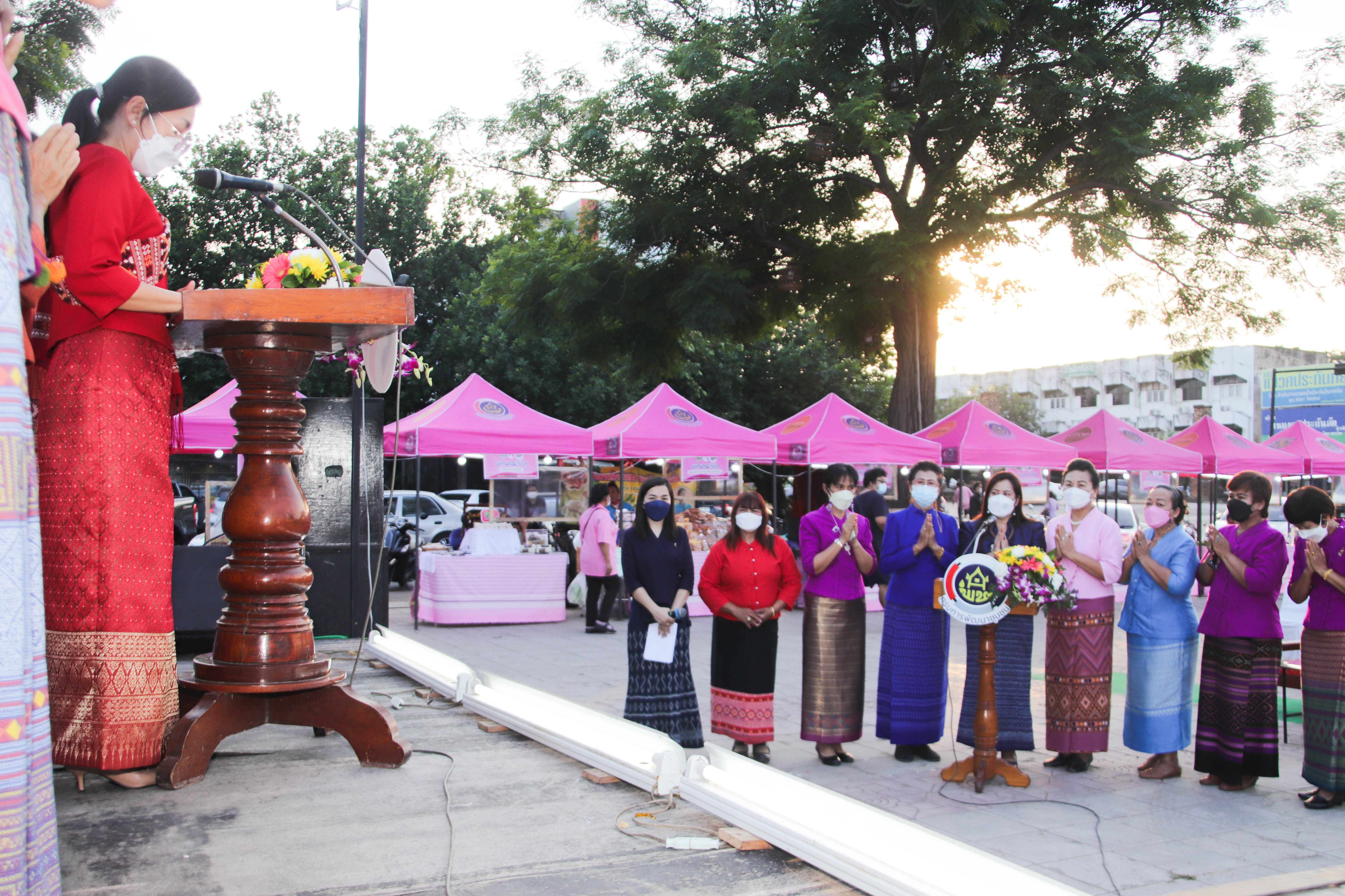กำแพงเพชร เมืองมรดกโลก : พช.กำแพงเพชร เปิดโครงการส่งเสริมช่องทางการตลาดผลิตภัณฑ์กลุ่มอาชีพสมาชิกกองทุนพัฒนาบทบาทสตรีเนื่องในวันสตรีสากล