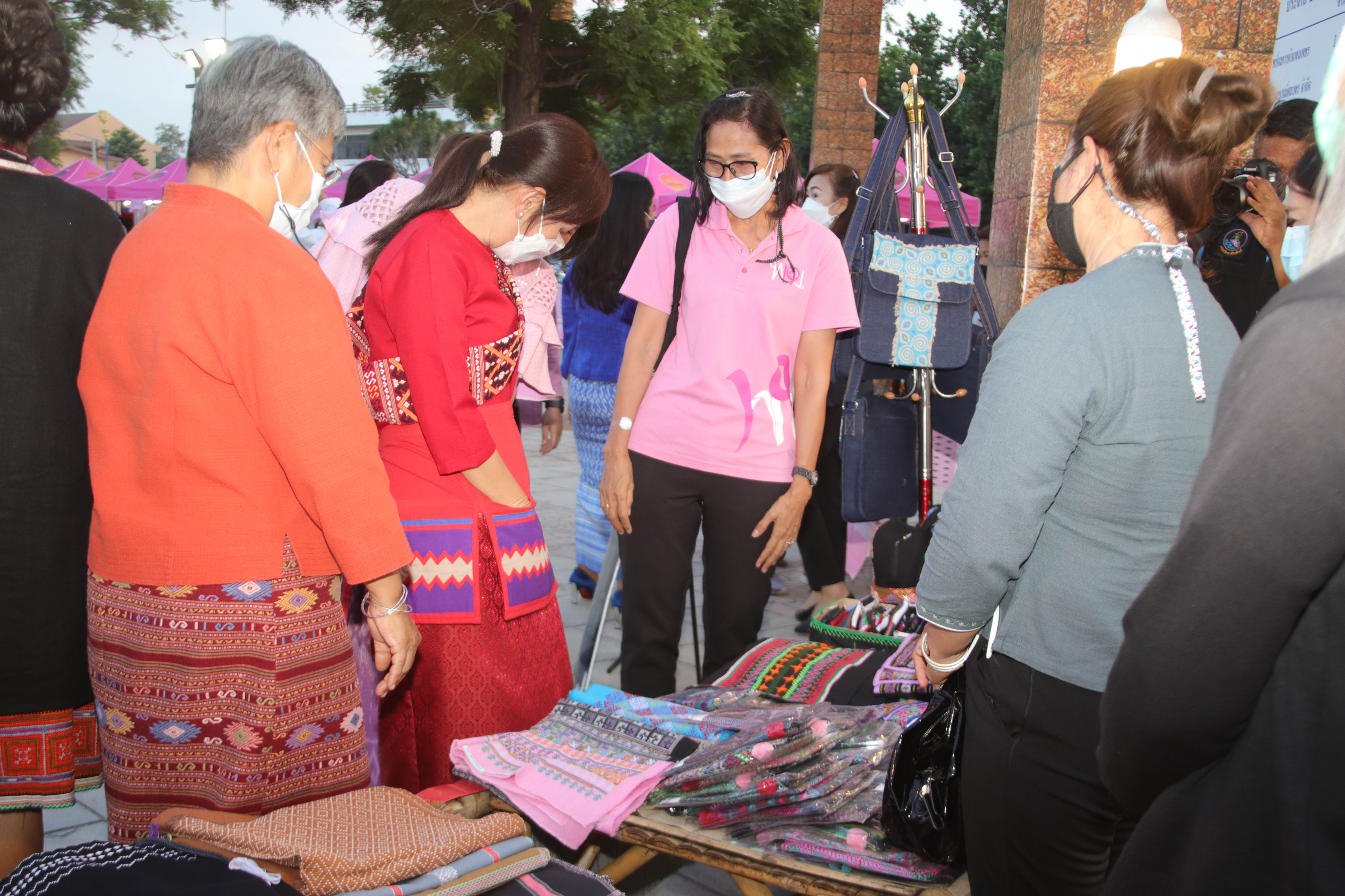 กำแพงเพชร เมืองมรดกโลก : พช.กำแพงเพชร เปิดโครงการส่งเสริมช่องทางการตลาดผลิตภัณฑ์กลุ่มอาชีพสมาชิกกองทุนพัฒนาบทบาทสตรีเนื่องในวันสตรีสากล