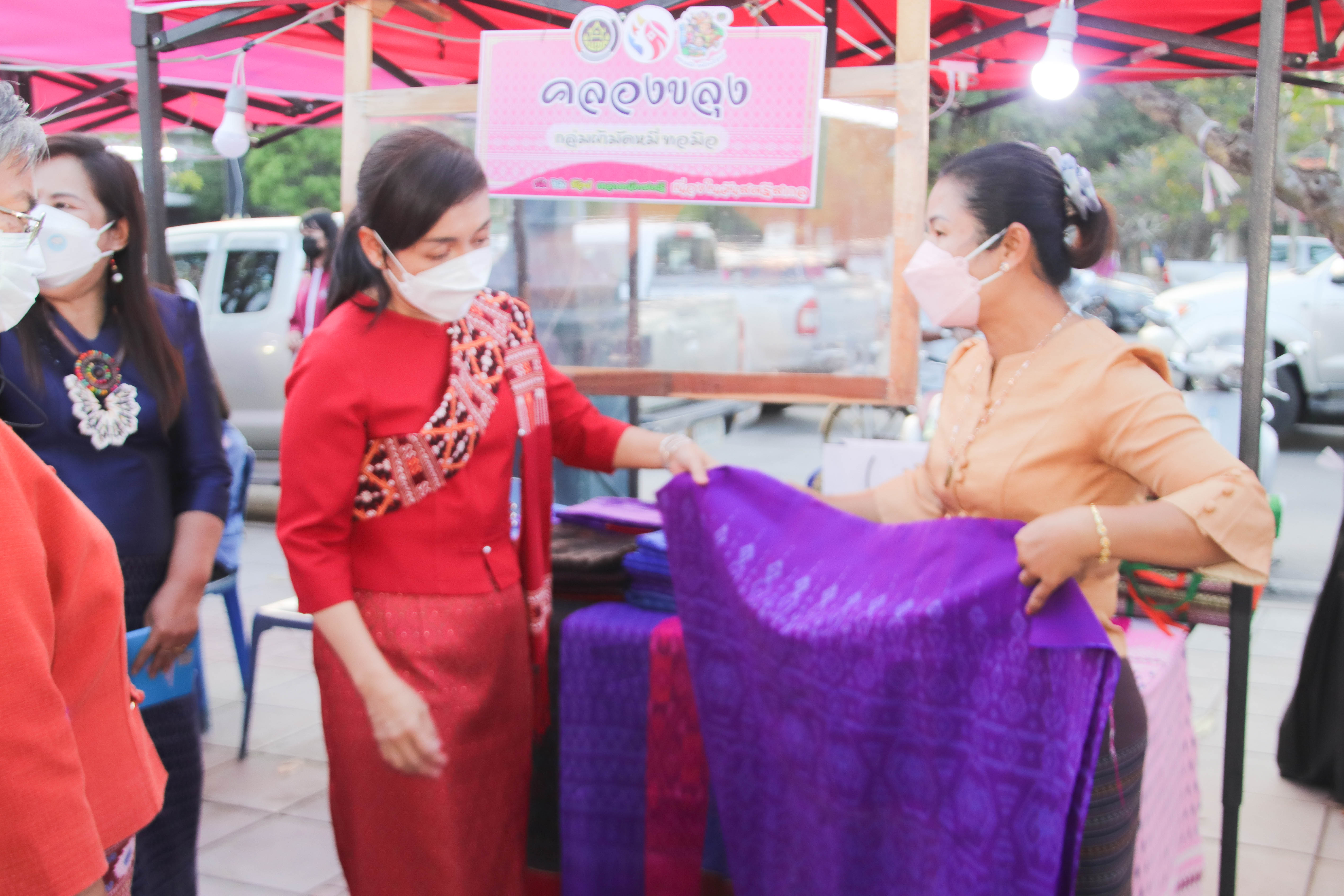 กำแพงเพชร เมืองมรดกโลก : พช.กำแพงเพชร เปิดโครงการส่งเสริมช่องทางการตลาดผลิตภัณฑ์กลุ่มอาชีพสมาชิกกองทุนพัฒนาบทบาทสตรีเนื่องในวันสตรีสากล