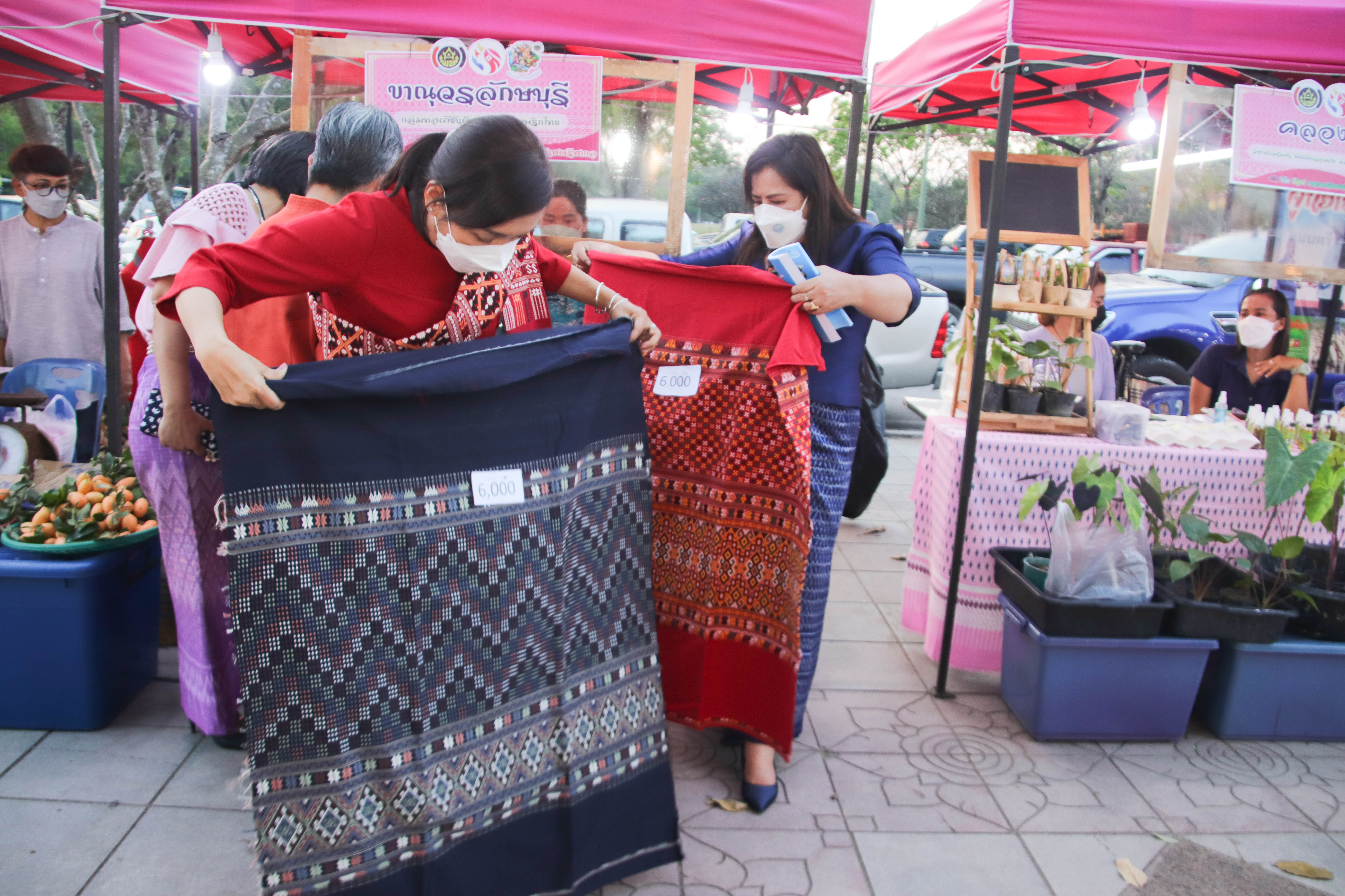 กำแพงเพชร เมืองมรดกโลก : พช.กำแพงเพชร เปิดโครงการส่งเสริมช่องทางการตลาดผลิตภัณฑ์กลุ่มอาชีพสมาชิกกองทุนพัฒนาบทบาทสตรีเนื่องในวันสตรีสากล
