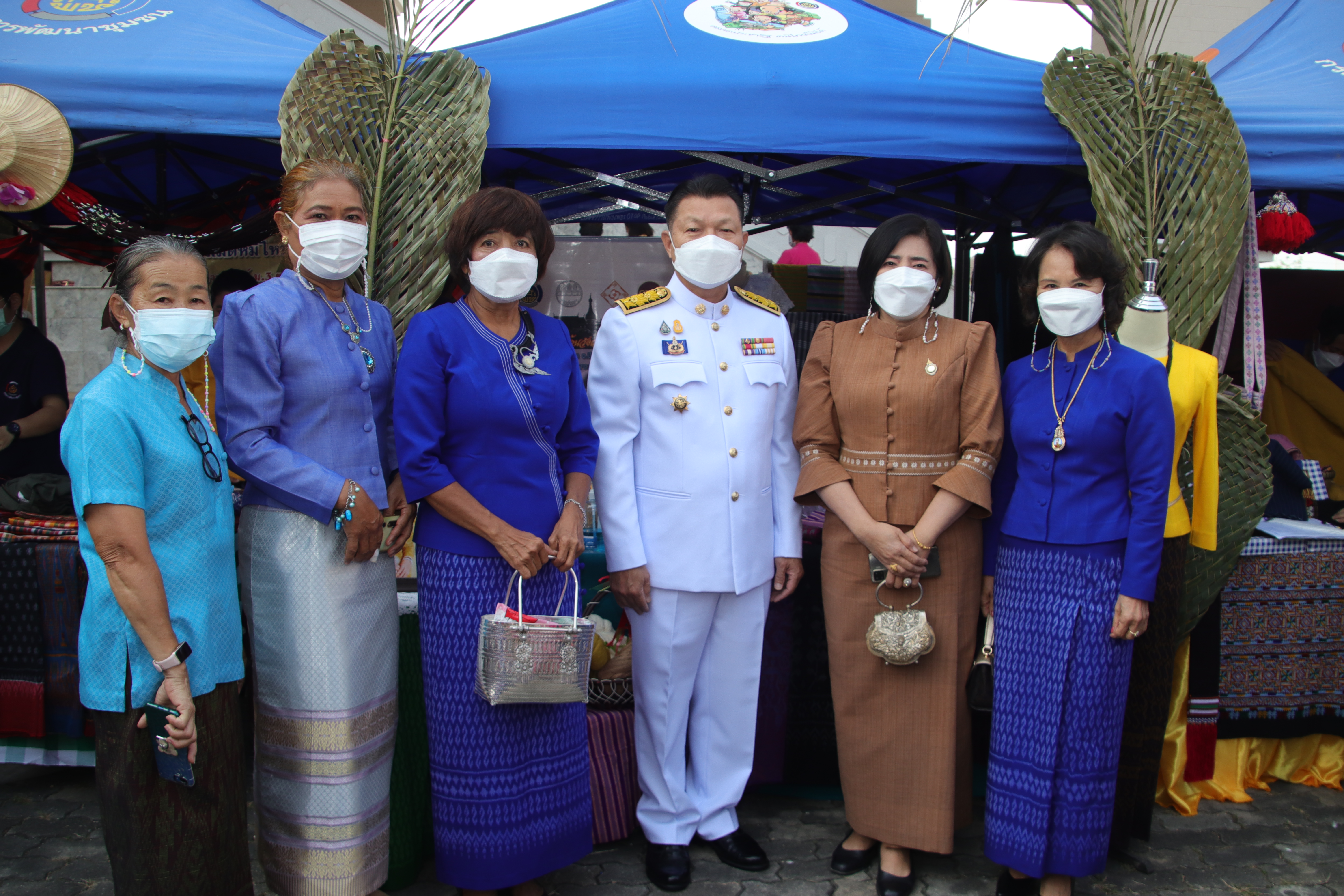 กําแพงเพชร เมืองมรดกโลก :  จังหวัดกำแพงเพชร จัดพิธีมอบแบบลายผ้าพระราชทาน “ผ้าขิดลายนารีรัตนราชกัญญา”
