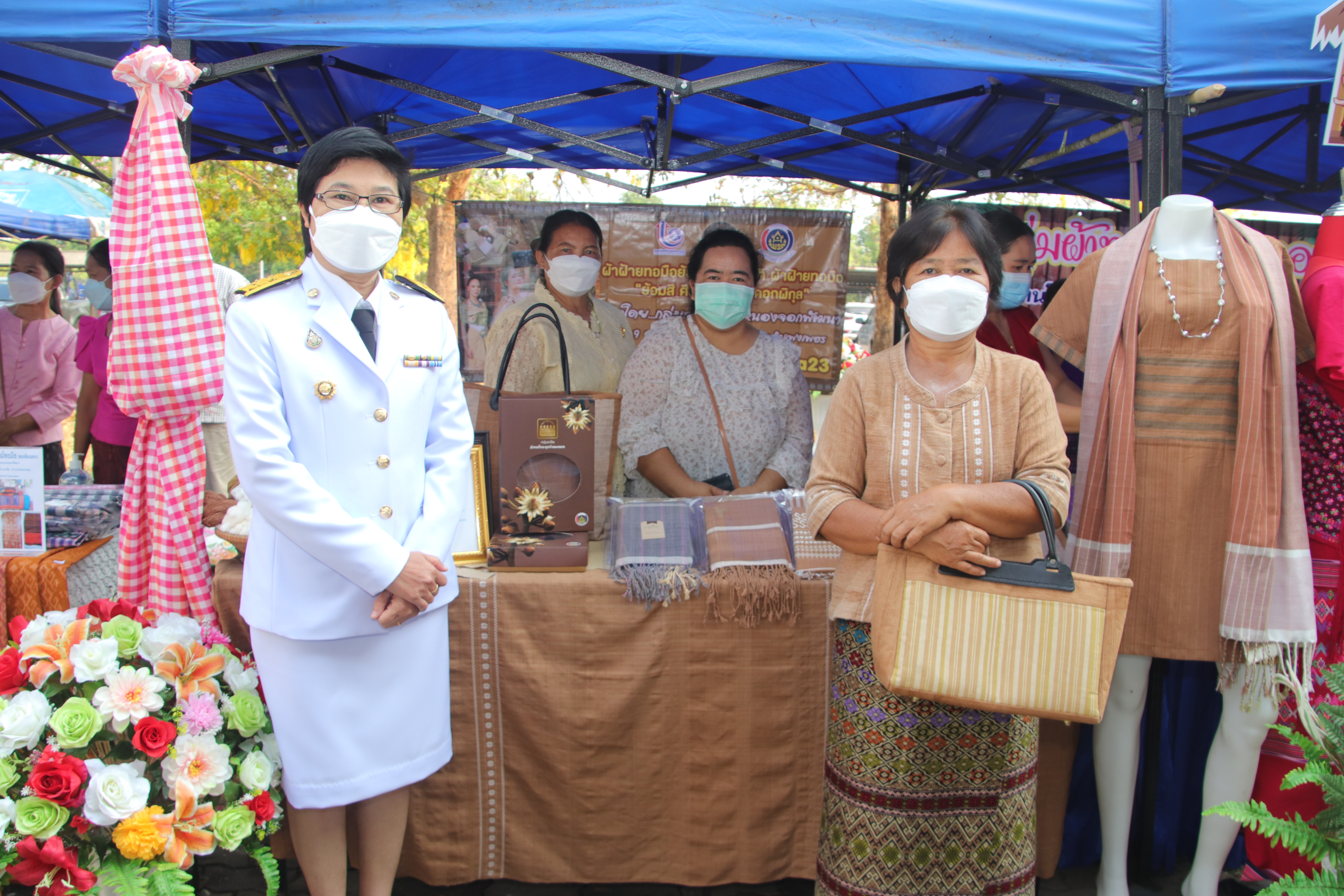 กําแพงเพชร เมืองมรดกโลก :  จังหวัดกำแพงเพชร จัดพิธีมอบแบบลายผ้าพระราชทาน “ผ้าขิดลายนารีรัตนราชกัญญา”
