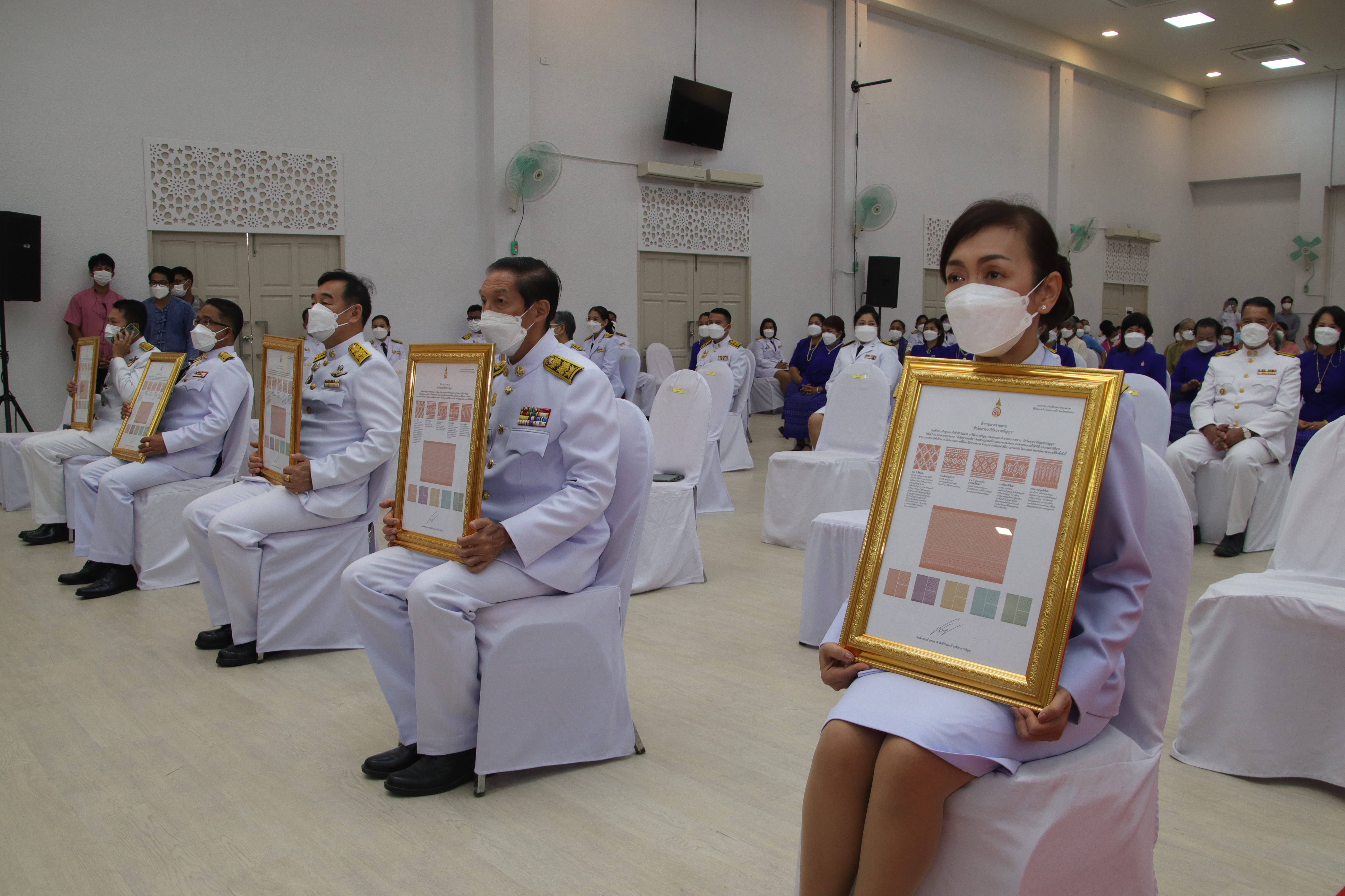 กําแพงเพชร เมืองมรดกโลก :  จังหวัดกำแพงเพชร จัดพิธีมอบแบบลายผ้าพระราชทาน “ผ้าขิดลายนารีรัตนราชกัญญา”