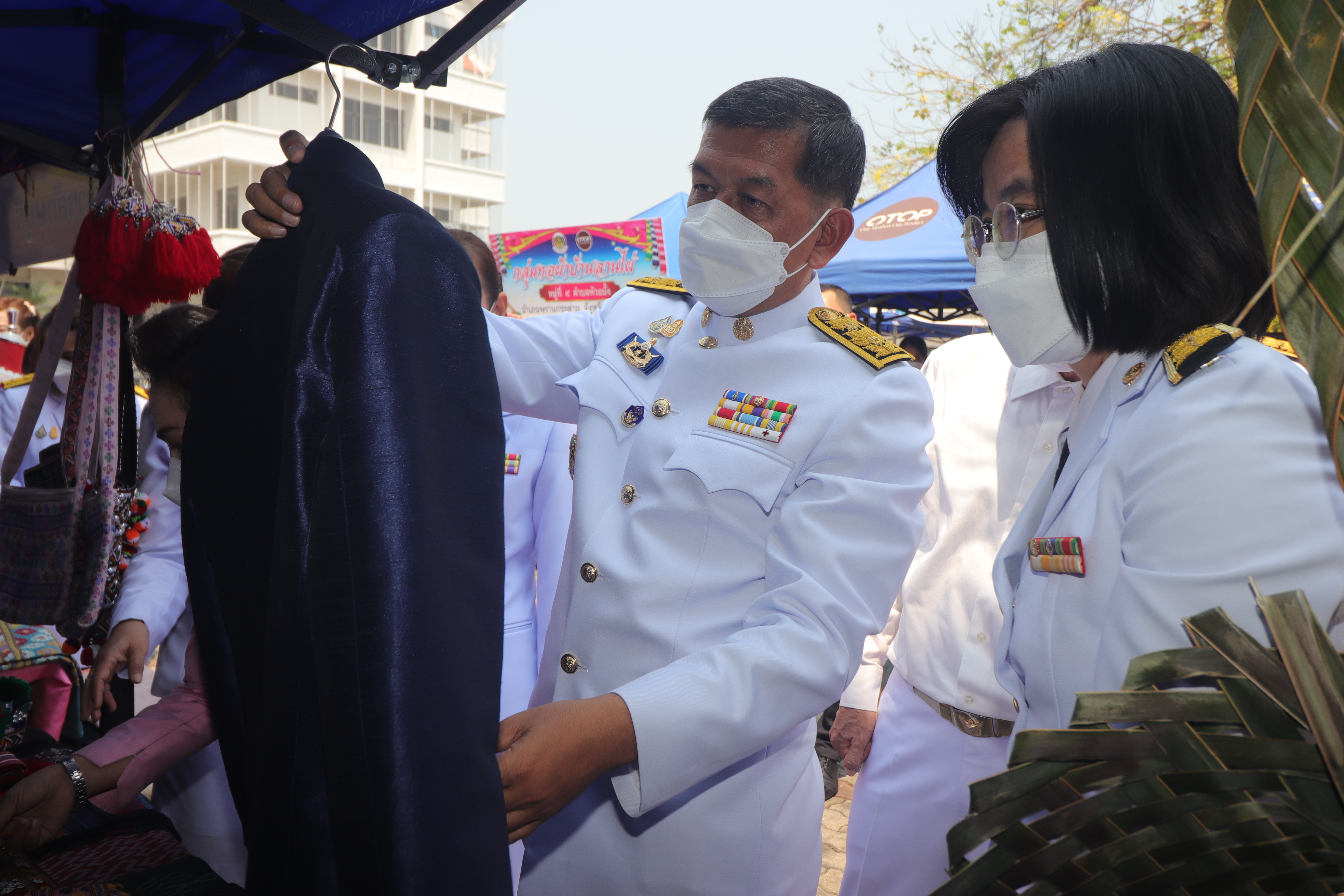 กําแพงเพชร เมืองมรดกโลก :  จังหวัดกำแพงเพชร จัดพิธีมอบแบบลายผ้าพระราชทาน “ผ้าขิดลายนารีรัตนราชกัญญา”