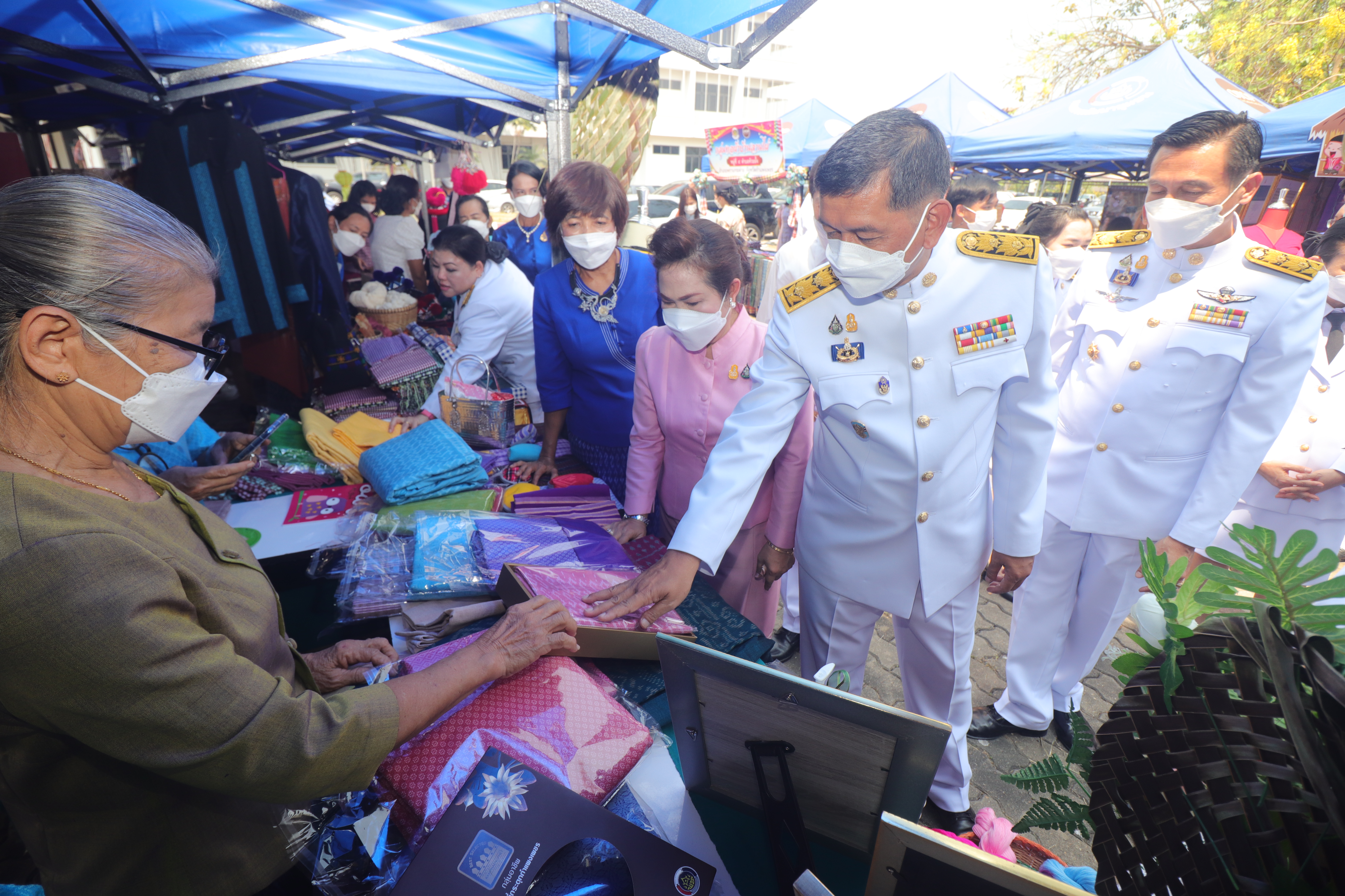 กําแพงเพชร เมืองมรดกโลก :  จังหวัดกำแพงเพชร จัดพิธีมอบแบบลายผ้าพระราชทาน “ผ้าขิดลายนารีรัตนราชกัญญา”
