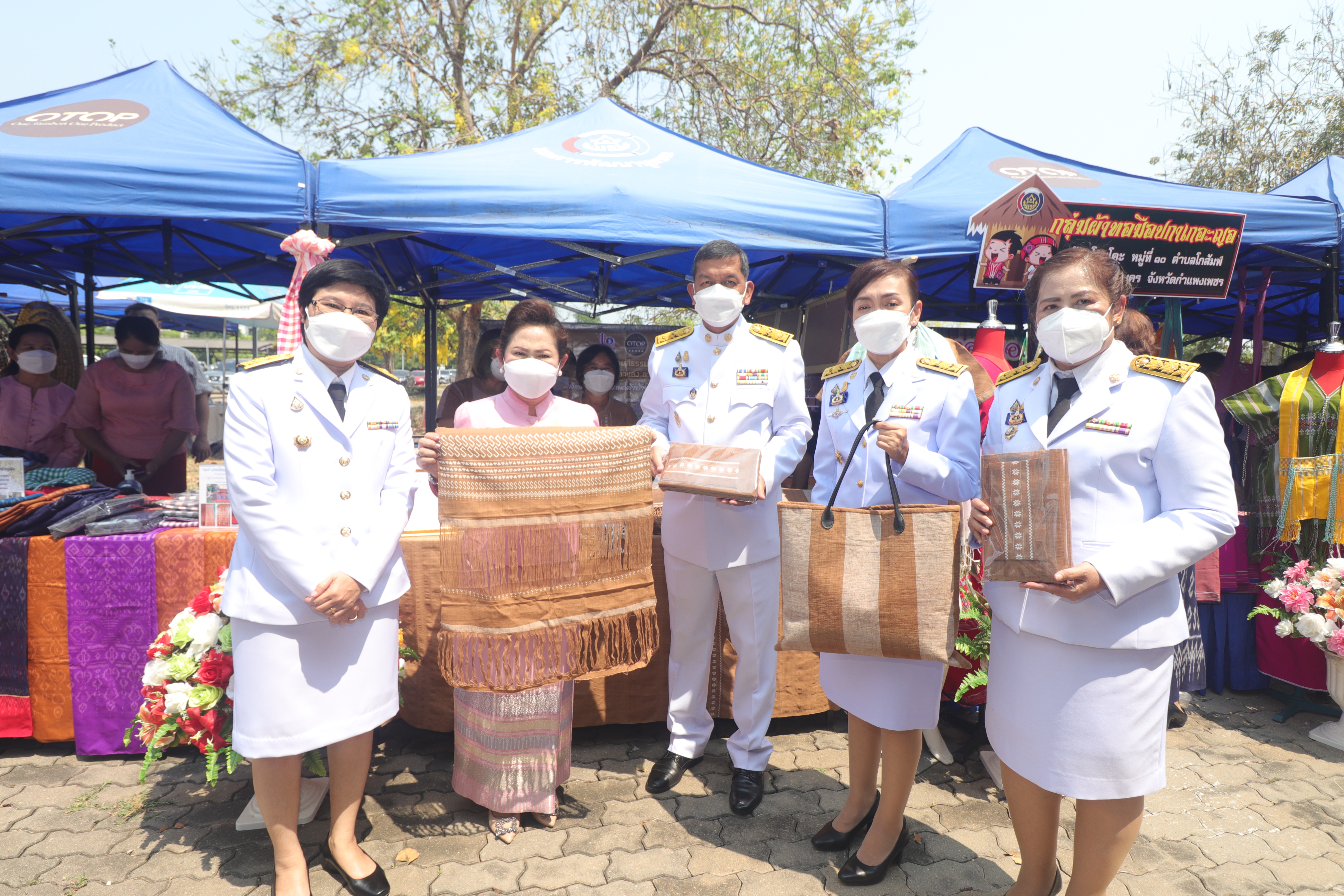 กําแพงเพชร เมืองมรดกโลก :  จังหวัดกำแพงเพชร จัดพิธีมอบแบบลายผ้าพระราชทาน “ผ้าขิดลายนารีรัตนราชกัญญา”