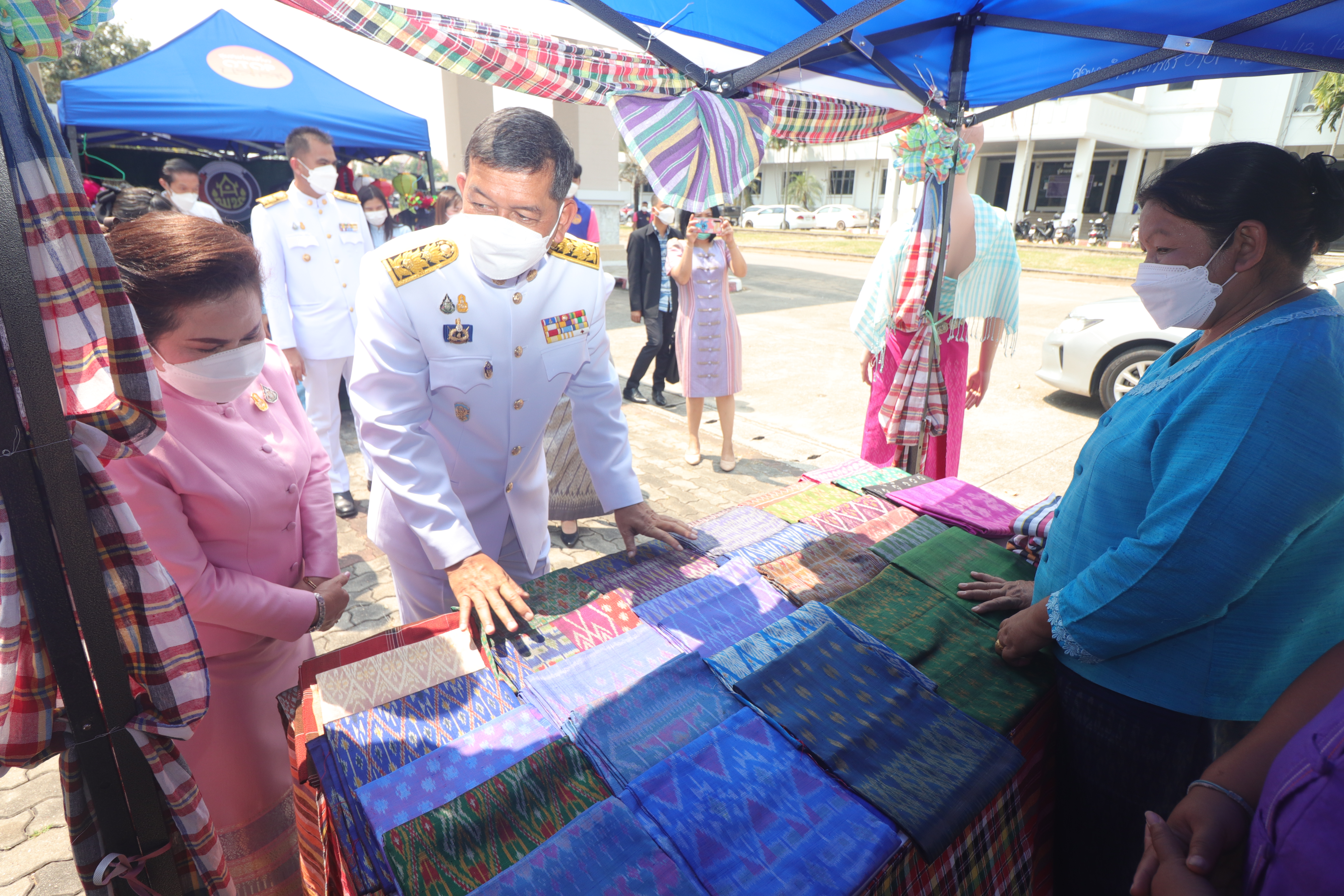 กําแพงเพชร เมืองมรดกโลก :  จังหวัดกำแพงเพชร จัดพิธีมอบแบบลายผ้าพระราชทาน “ผ้าขิดลายนารีรัตนราชกัญญา”