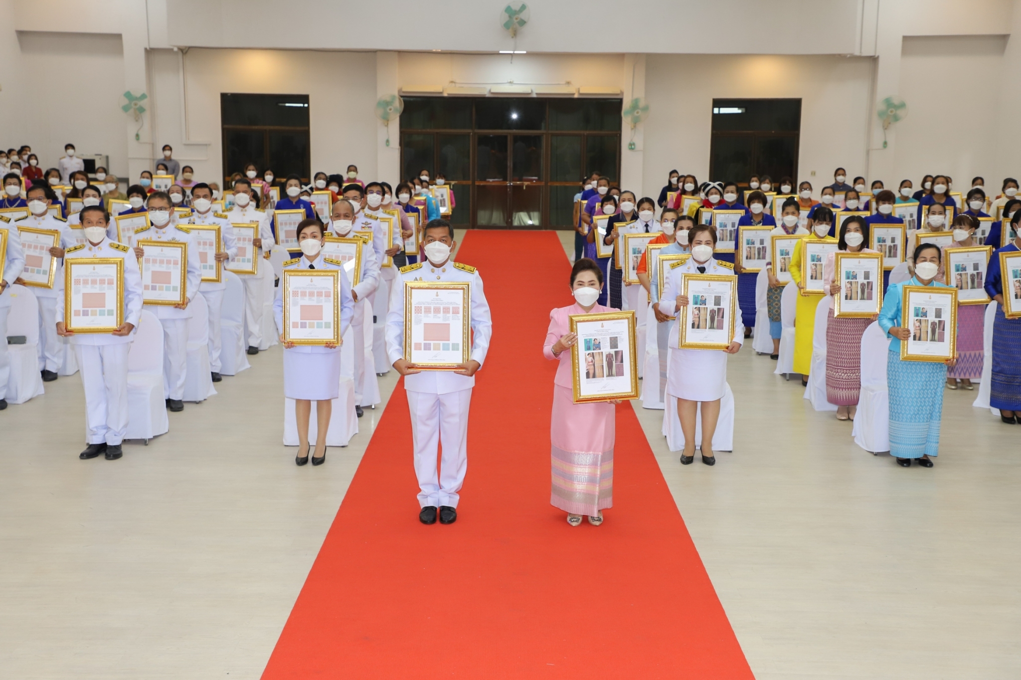 กําแพงเพชร เมืองมรดกโลก :  จังหวัดกำแพงเพชร จัดพิธีมอบแบบลายผ้าพระราชทาน “ผ้าขิดลายนารีรัตนราชกัญญา”