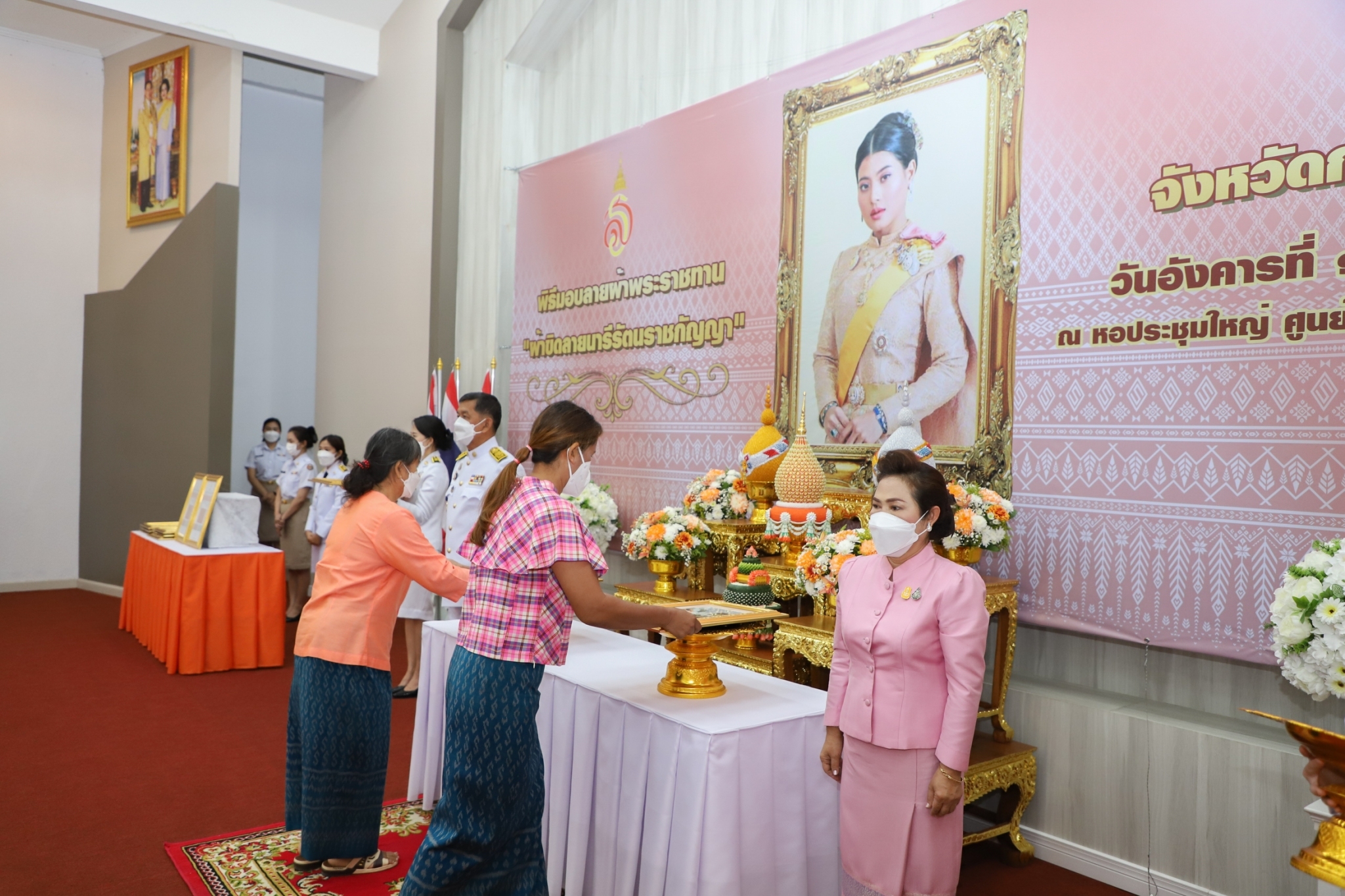 กําแพงเพชร เมืองมรดกโลก :  จังหวัดกำแพงเพชร จัดพิธีมอบแบบลายผ้าพระราชทาน “ผ้าขิดลายนารีรัตนราชกัญญา”