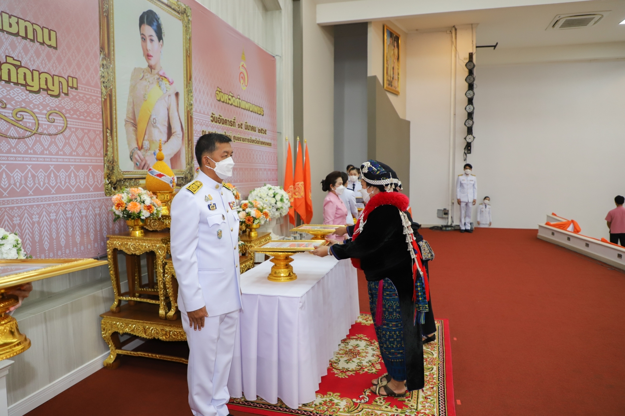 กําแพงเพชร เมืองมรดกโลก :  จังหวัดกำแพงเพชร จัดพิธีมอบแบบลายผ้าพระราชทาน “ผ้าขิดลายนารีรัตนราชกัญญา”