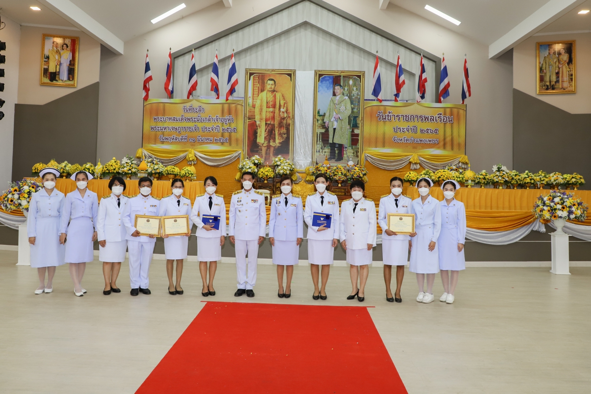 พช.กำแพงเพชร ร่วมพิธีวางพานพุ่มดอกไม้ถวายราชสักการะ เนื่องในวันที่ระลึกพระบาทสมเด็จพระนั่งเกล้าเจ้าอยู่หัว พระมหาเจษฎาราชเจ้า และวันข้าราชการพลเรือน ประจำปี 2565