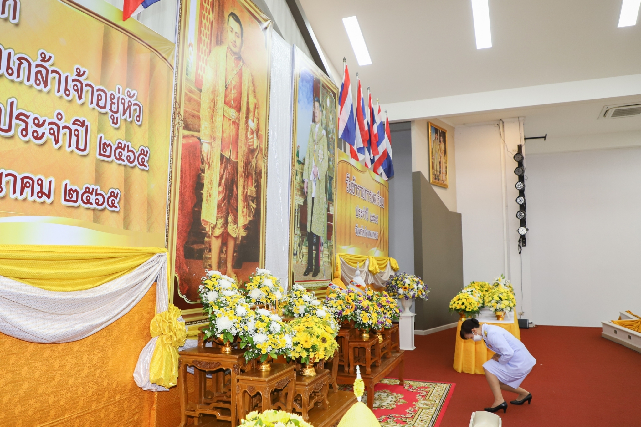 พช.กำแพงเพชร ร่วมพิธีวางพานพุ่มดอกไม้ถวายราชสักการะ เนื่องในวันที่ระลึกพระบาทสมเด็จพระนั่งเกล้าเจ้าอยู่หัว พระมหาเจษฎาราชเจ้า และวันข้าราชการพลเรือน ประจำปี 2565