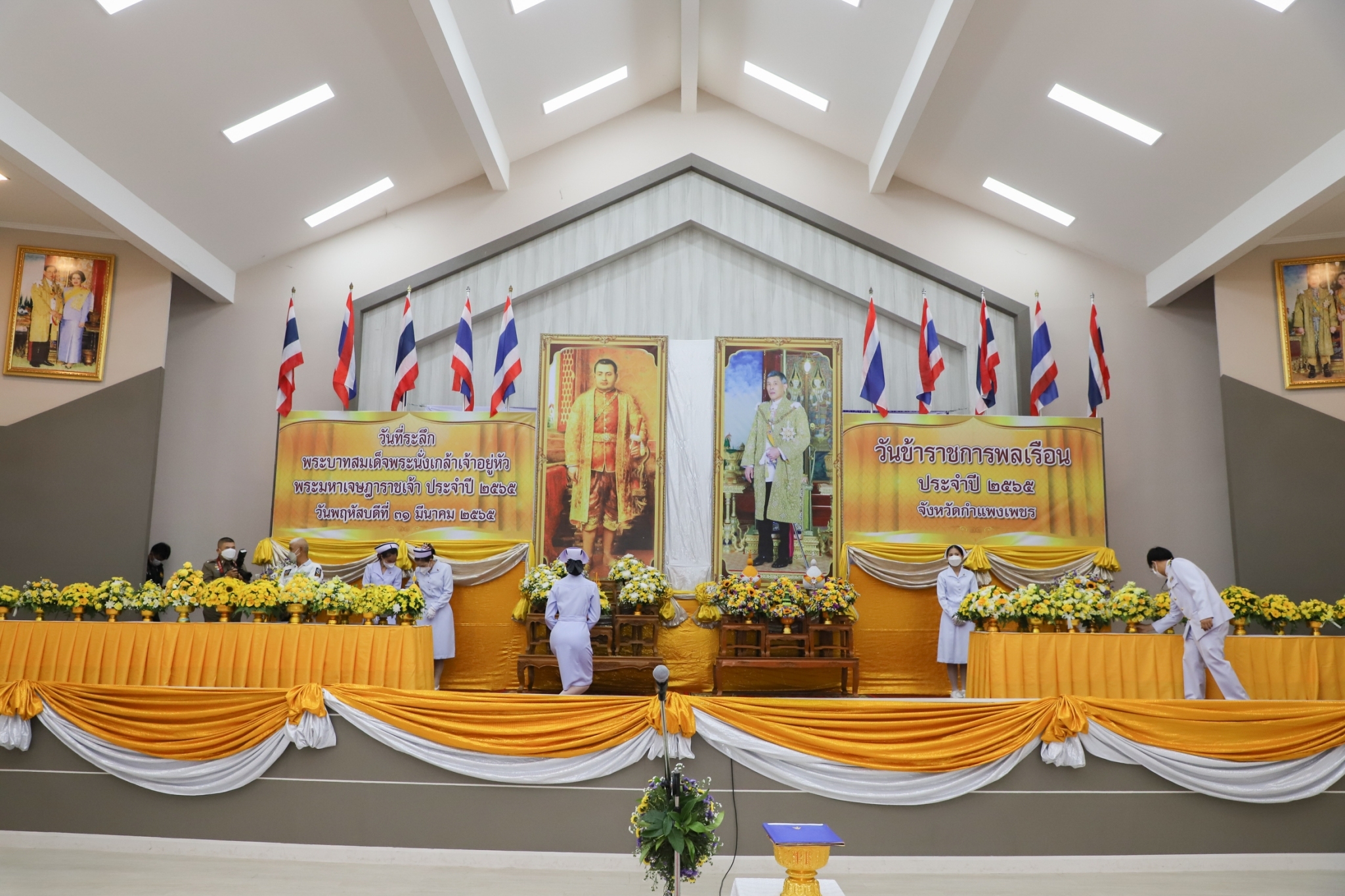 พช.กำแพงเพชร ร่วมพิธีวางพานพุ่มดอกไม้ถวายราชสักการะ เนื่องในวันที่ระลึกพระบาทสมเด็จพระนั่งเกล้าเจ้าอยู่หัว พระมหาเจษฎาราชเจ้า และวันข้าราชการพลเรือน ประจำปี 2565