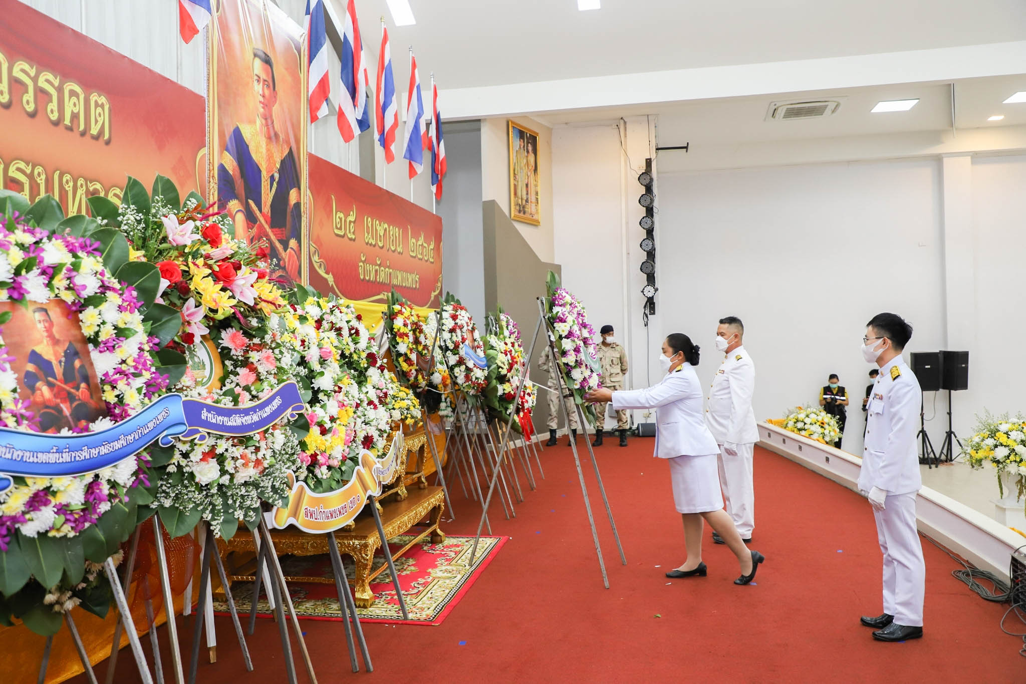 พช.กำแพงเพชร ร่วมพิธีถวายพวงมาลาสักการะ เบื้องหน้าพระบรม สาทิสลักษณ์ สมเด็จพระนเรศวรมหาราช และถวายราชสดุดี เนื่องในวันคล้ายวันสวรรคตสมเด็จพระนเรศวรมหาราช